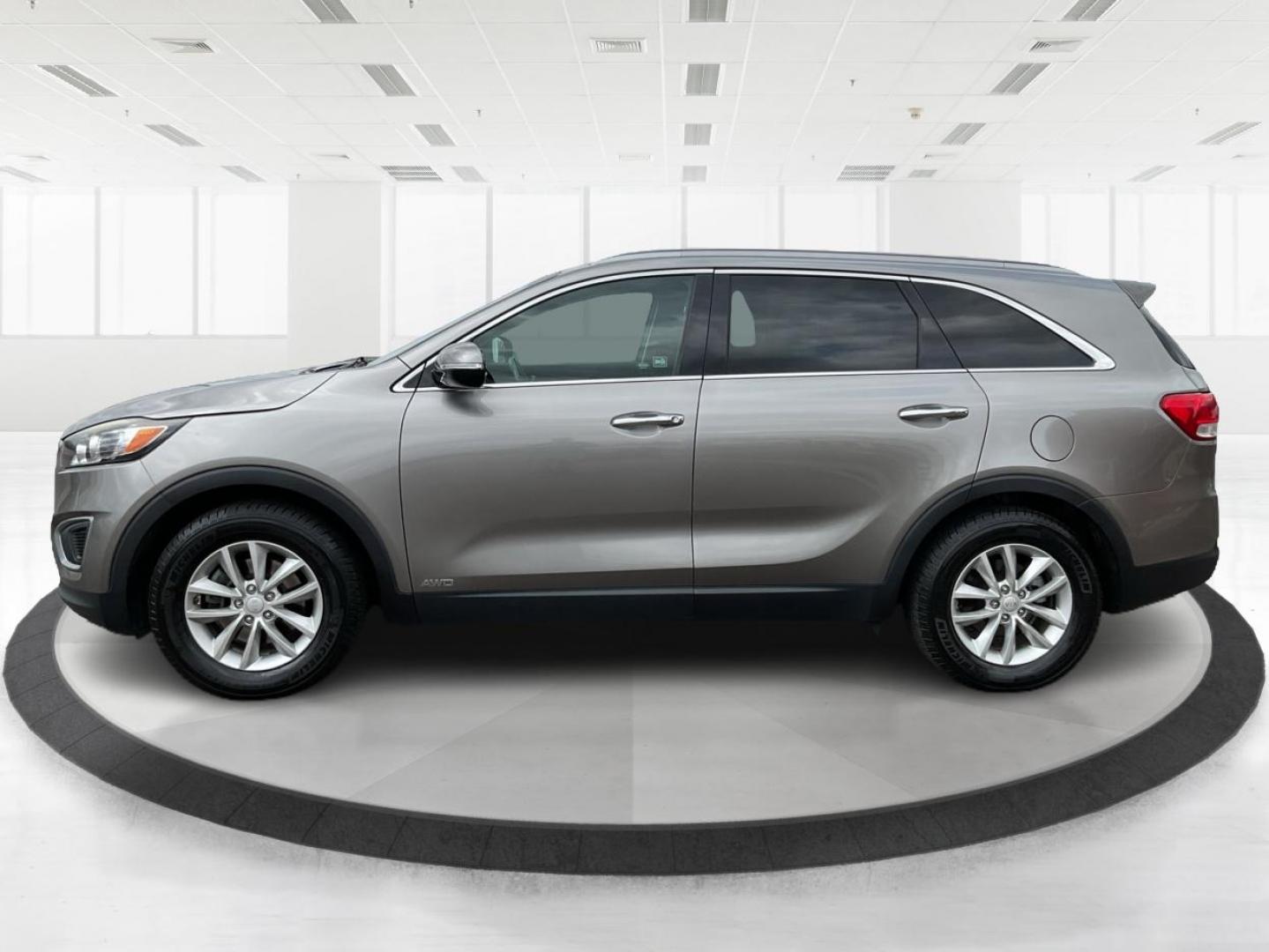 2016 Kia Sorento 2.4L LX (5XYPGDA32GG) with an 2.4L I-4 gasoline direct injection engine, located at 1184 Kauffman Ave, Fairborn, OH, 45324, (937) 908-9800, 39.807072, -84.030914 - Photo#5