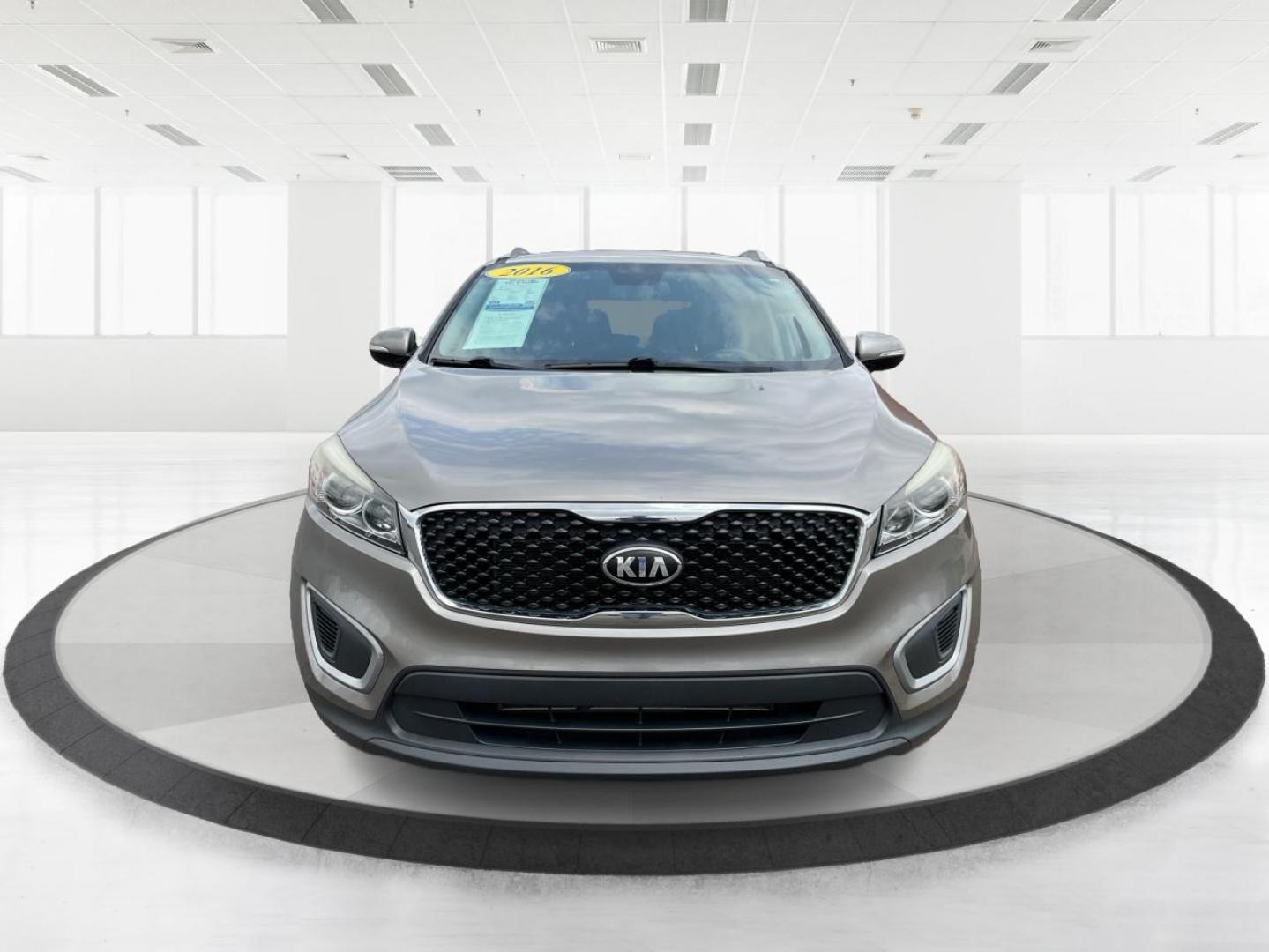 2016 Kia Sorento 2.4L LX (5XYPGDA32GG) with an 2.4L I-4 gasoline direct injection engine, located at 1184 Kauffman Ave, Fairborn, OH, 45324, (937) 908-9800, 39.807072, -84.030914 - Photo#6