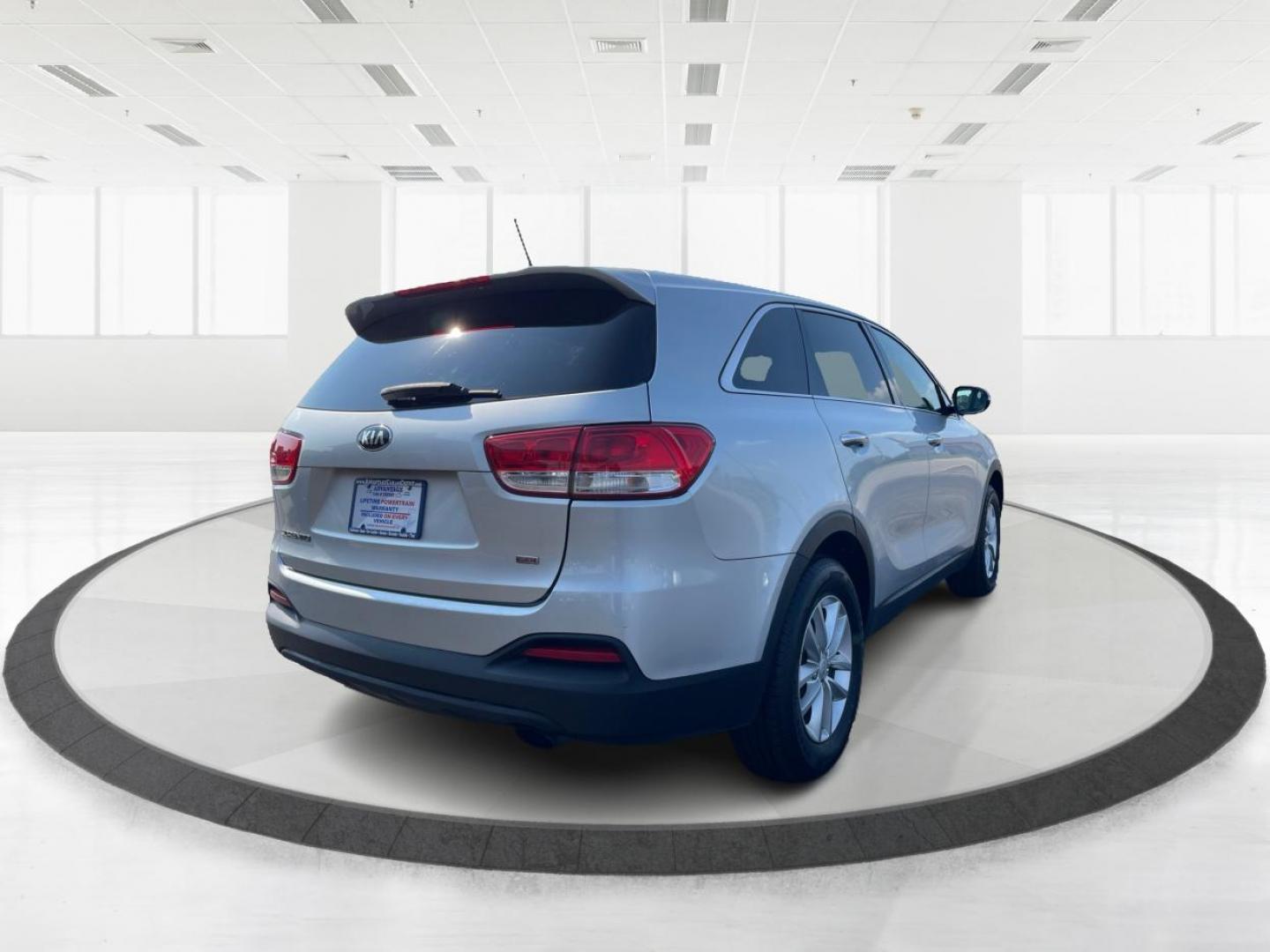 2016 Sparkling Silver Kia Sorento L 2WD (5XYPG4A31GG) with an 2.4L L4 DOHC 16V engine, 6-Speed Automatic transmission, located at 4508 South Dixie Dr, Moraine, OH, 45439, (937) 908-9800, 39.689976, -84.218452 - Photo#3