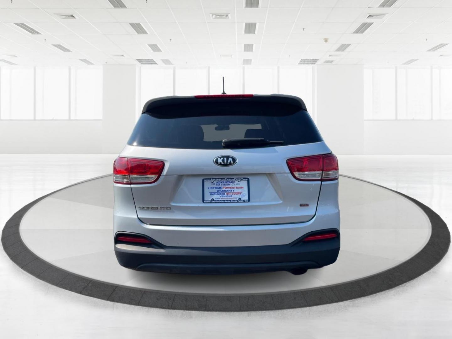 2016 Sparkling Silver Kia Sorento L 2WD (5XYPG4A31GG) with an 2.4L L4 DOHC 16V engine, 6-Speed Automatic transmission, located at 4508 South Dixie Dr, Moraine, OH, 45439, (937) 908-9800, 39.689976, -84.218452 - Photo#4