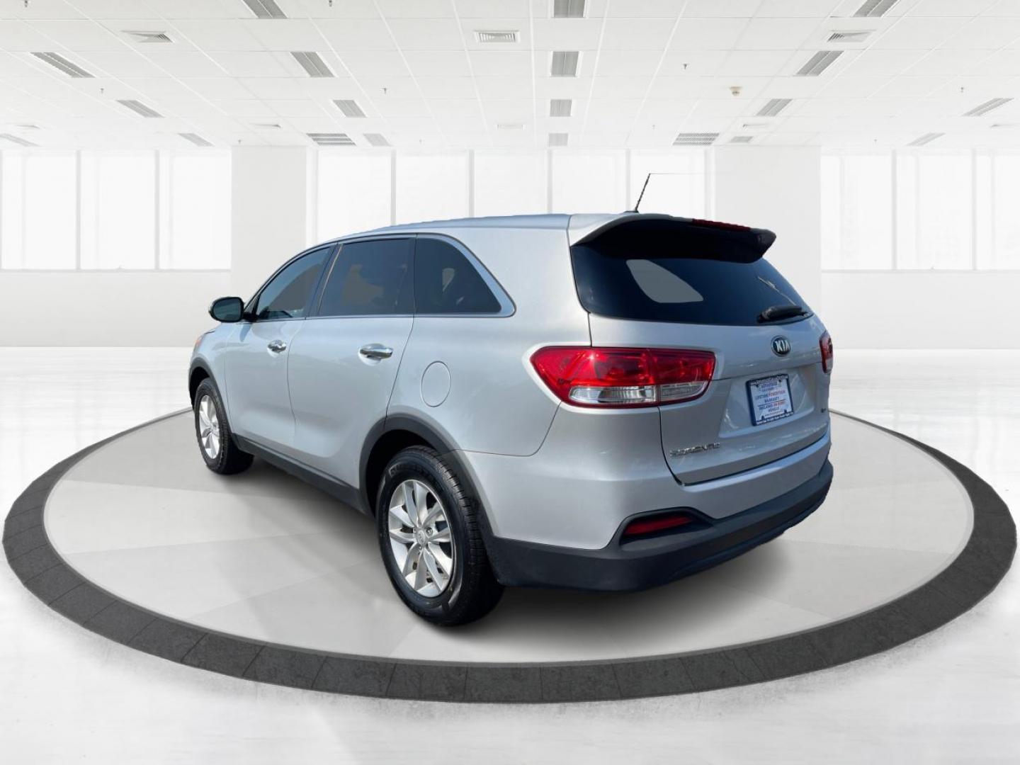 2016 Sparkling Silver Kia Sorento L 2WD (5XYPG4A31GG) with an 2.4L L4 DOHC 16V engine, 6-Speed Automatic transmission, located at 4508 South Dixie Dr, Moraine, OH, 45439, (937) 908-9800, 39.689976, -84.218452 - Photo#5
