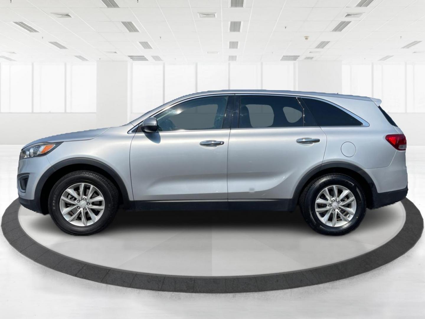 2016 Sparkling Silver Kia Sorento L 2WD (5XYPG4A31GG) with an 2.4L L4 DOHC 16V engine, 6-Speed Automatic transmission, located at 4508 South Dixie Dr, Moraine, OH, 45439, (937) 908-9800, 39.689976, -84.218452 - Photo#6