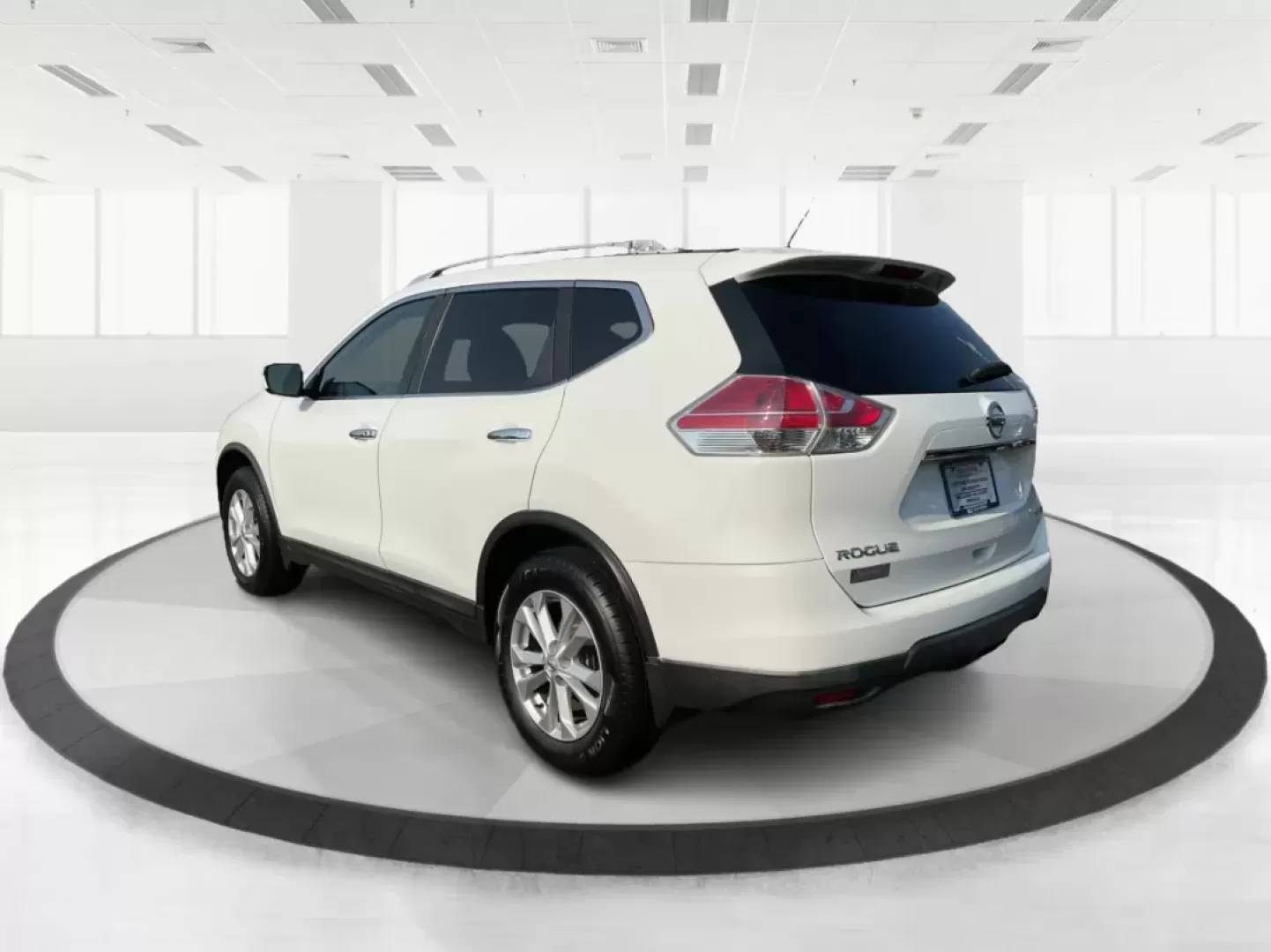 2016 Nissan Rogue SV (KNMAT2MV5GP) with an 2.5L I-4 DOHC engine, located at 8750 N County Rd 25A, Piqua, OH, 45356, (937) 908-9800, 40.164391, -84.232513 - Photo#4