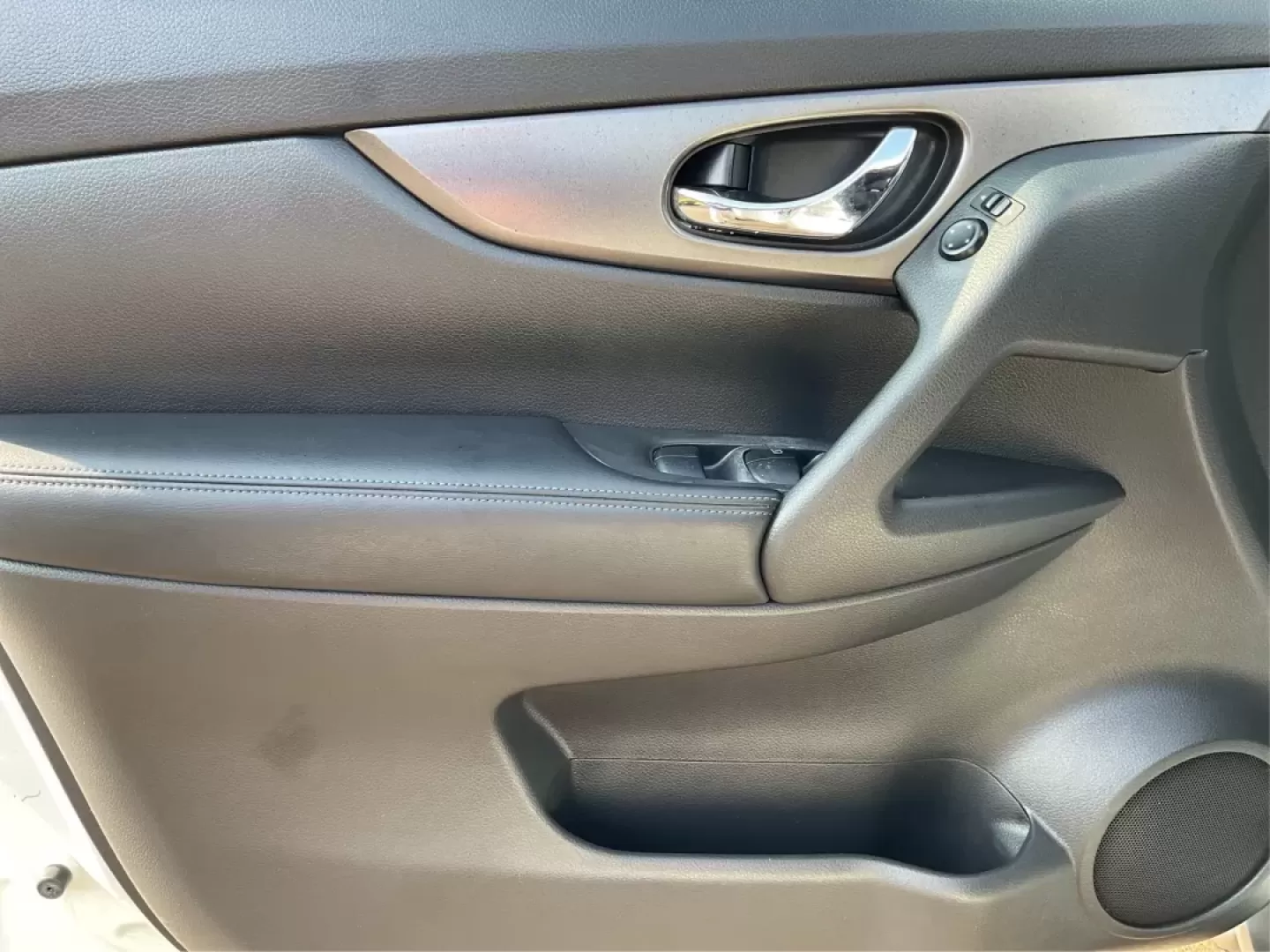 2016 Nissan Rogue SV (KNMAT2MV5GP) with an 2.5L I-4 DOHC engine, located at 8750 N County Rd 25A, Piqua, OH, 45356, (937) 908-9800, 40.164391, -84.232513 - Photo#18