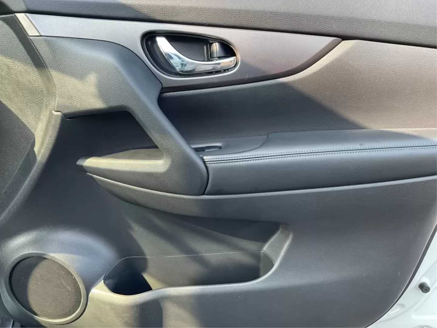 2016 Nissan Rogue SV (KNMAT2MV5GP) with an 2.5L I-4 DOHC engine, located at 8750 N County Rd 25A, Piqua, OH, 45356, (937) 908-9800, 40.164391, -84.232513 - Photo#19