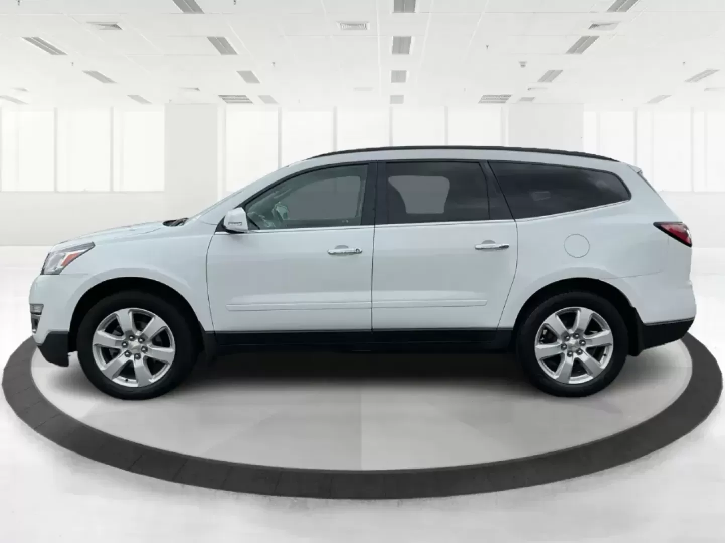 2017 Chevrolet Traverse 1LT (1GNKRGKD3HJ) with an 3.6L V-6 gasoline direct injection engine, located at 401 Woodman Dr, Riverside, OH, 45431, (937) 908-9800, 39.760899, -84.123421 - Photo#4