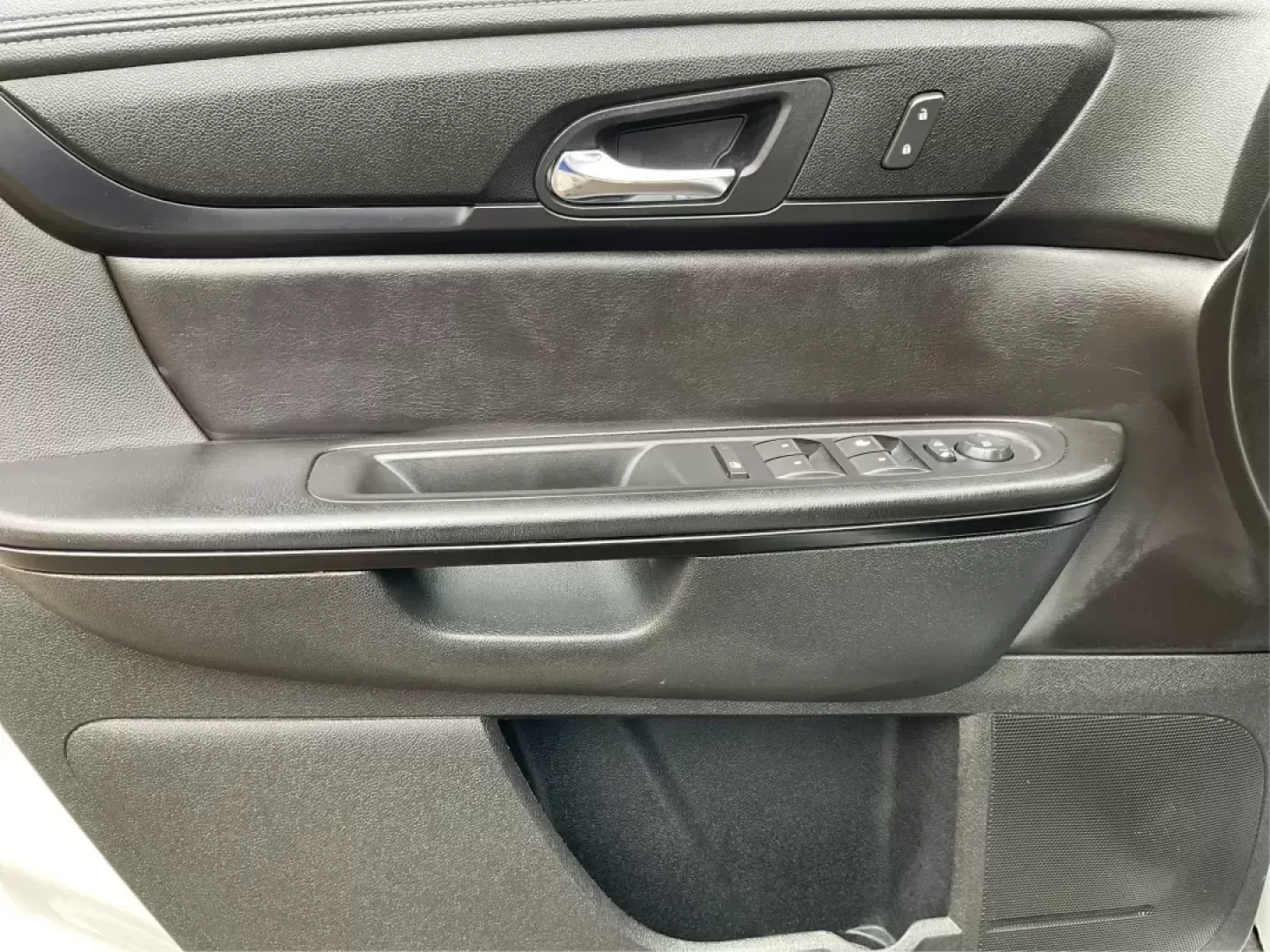 2017 Chevrolet Traverse 1LT (1GNKRGKD3HJ) with an 3.6L V-6 gasoline direct injection engine, located at 401 Woodman Dr, Riverside, OH, 45431, (937) 908-9800, 39.760899, -84.123421 - Photo#17