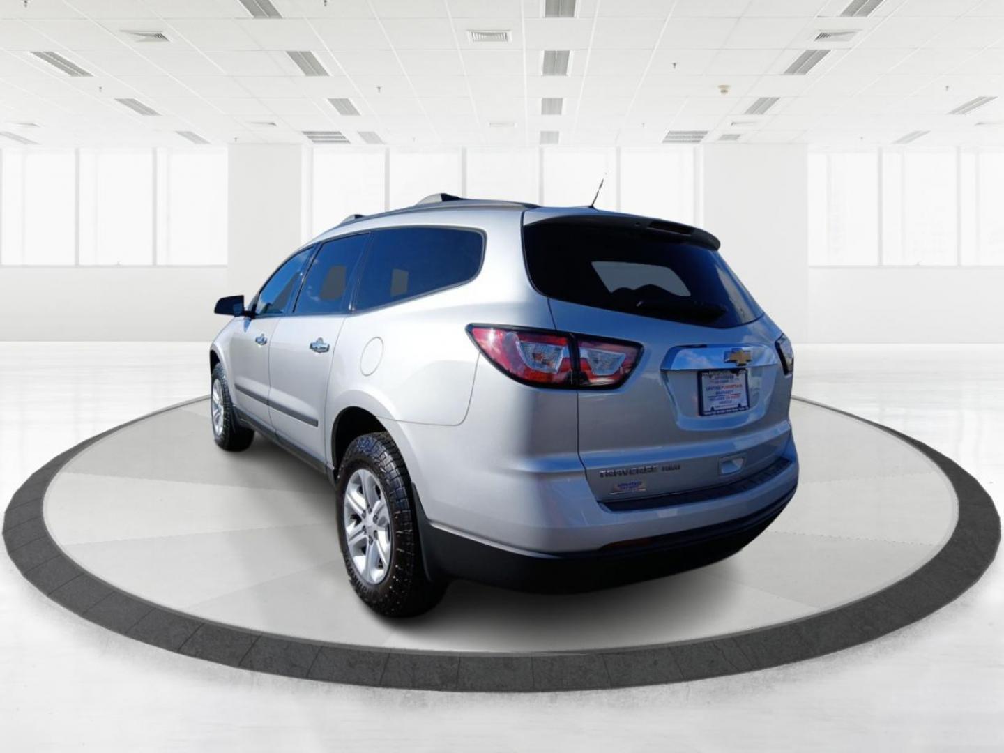 2017 Chevrolet Traverse LS AWD w/PDC (1GNKVFED0HJ) with an 3.6L V6 DOHC 24V engine, 6-Speed Automatic transmission, located at 1230 East Main St, Xenia, OH, 45385, (937) 908-9800, 39.688026, -83.910172 - Photo#4