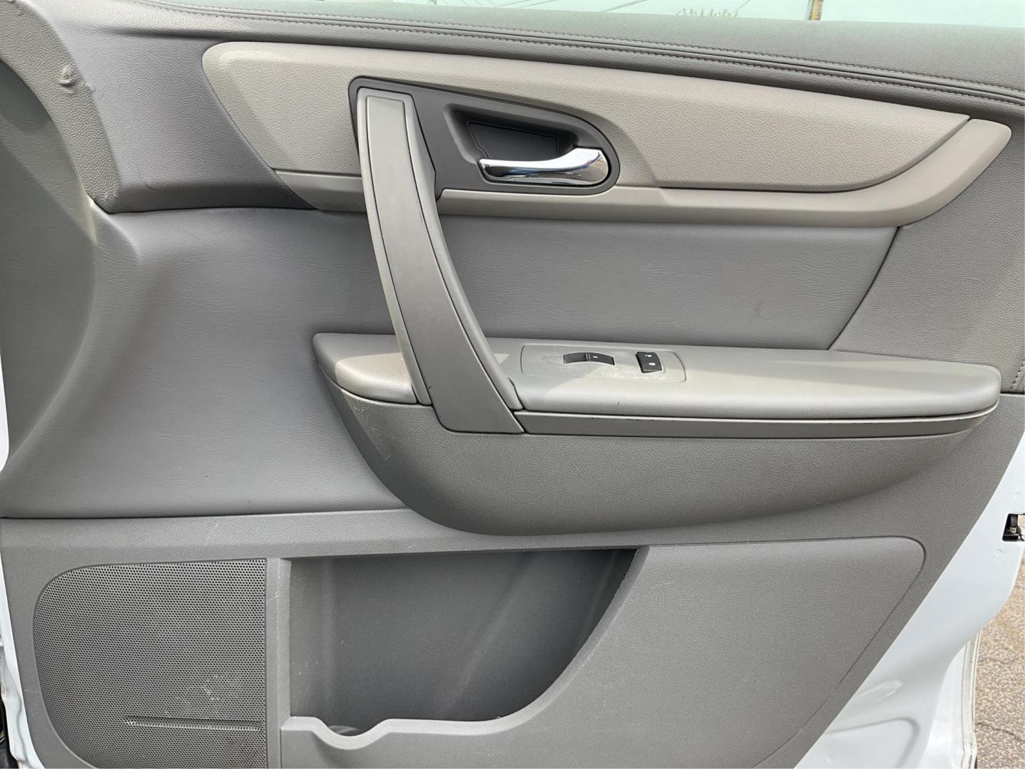 2017 Chevrolet Traverse LS (1GNKRFED9HJ) with an 3.6L V-6 gasoline direct injection engine, located at 1230 East Main St, Xenia, OH, 45385, (937) 908-9800, 39.688026, -83.910172 - Photo#18