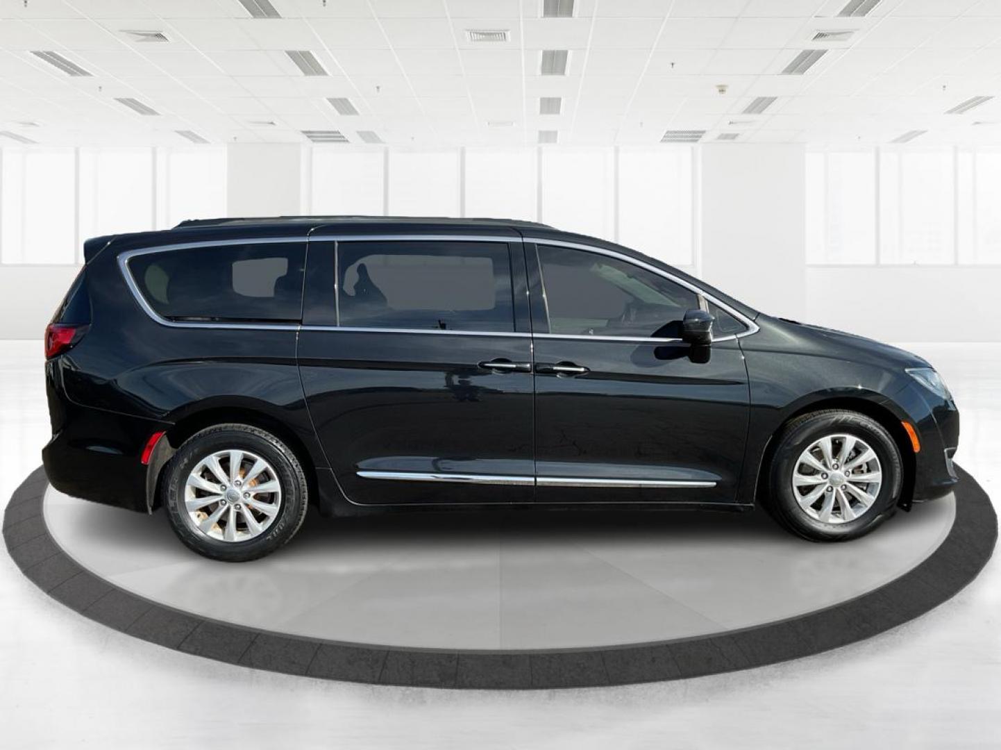 2017 Chrysler Pacifica Touring-L (2C4RC1BG7HR) with an 3.6L V-6 DOHC engine, located at 880 E. National Road, Vandalia, OH, 45377, (937) 908-9800, 39.891918, -84.183594 - Photo#1