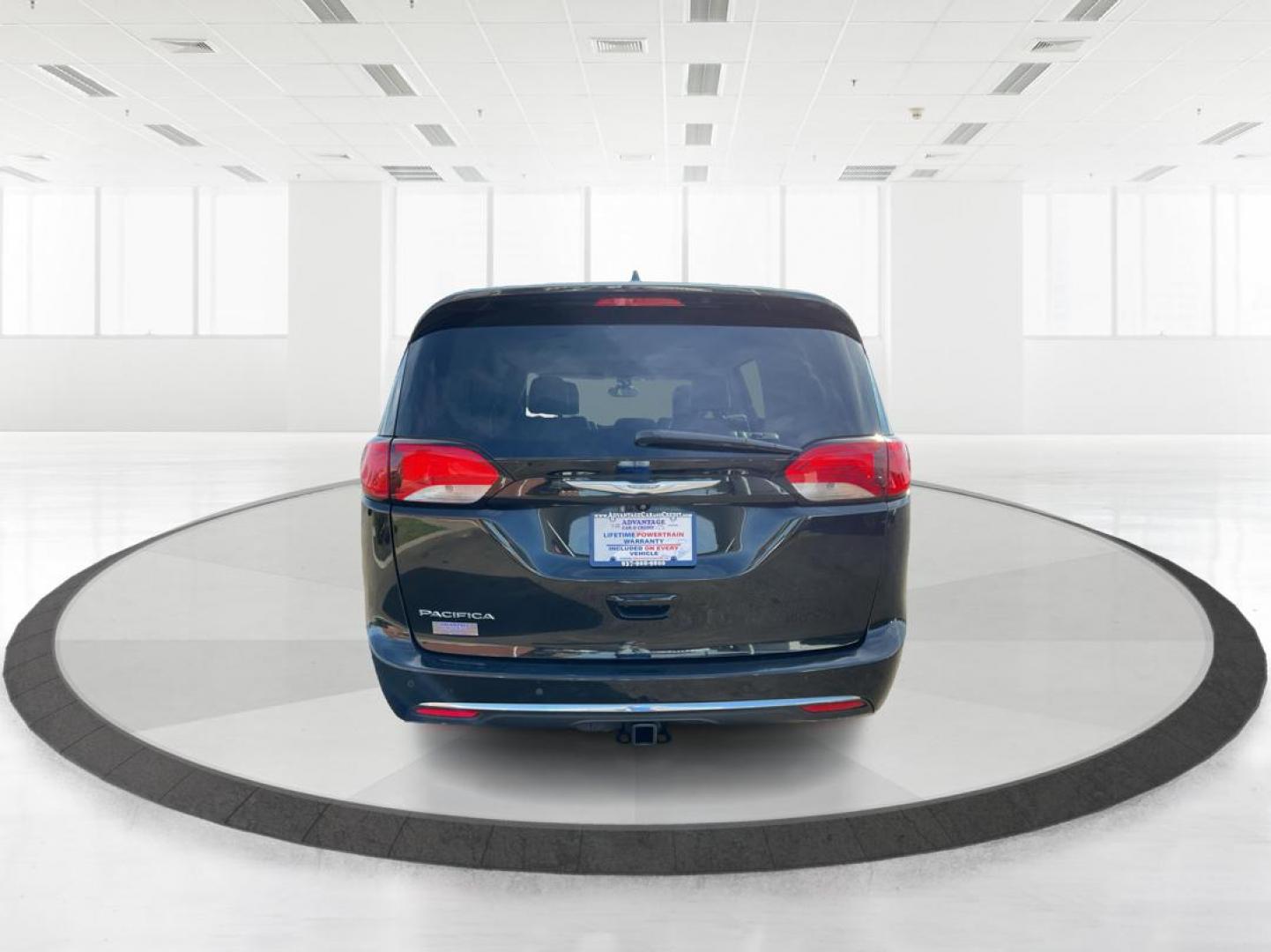 2017 Chrysler Pacifica Touring-L (2C4RC1BG7HR) with an 3.6L V-6 DOHC engine, located at 880 E. National Road, Vandalia, OH, 45377, (937) 908-9800, 39.891918, -84.183594 - Photo#3