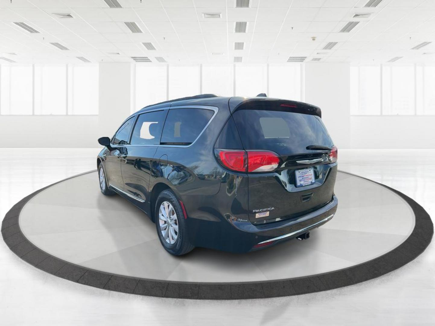 2017 Chrysler Pacifica Touring-L (2C4RC1BG7HR) with an 3.6L V-6 DOHC engine, located at 880 E. National Road, Vandalia, OH, 45377, (937) 908-9800, 39.891918, -84.183594 - Photo#4