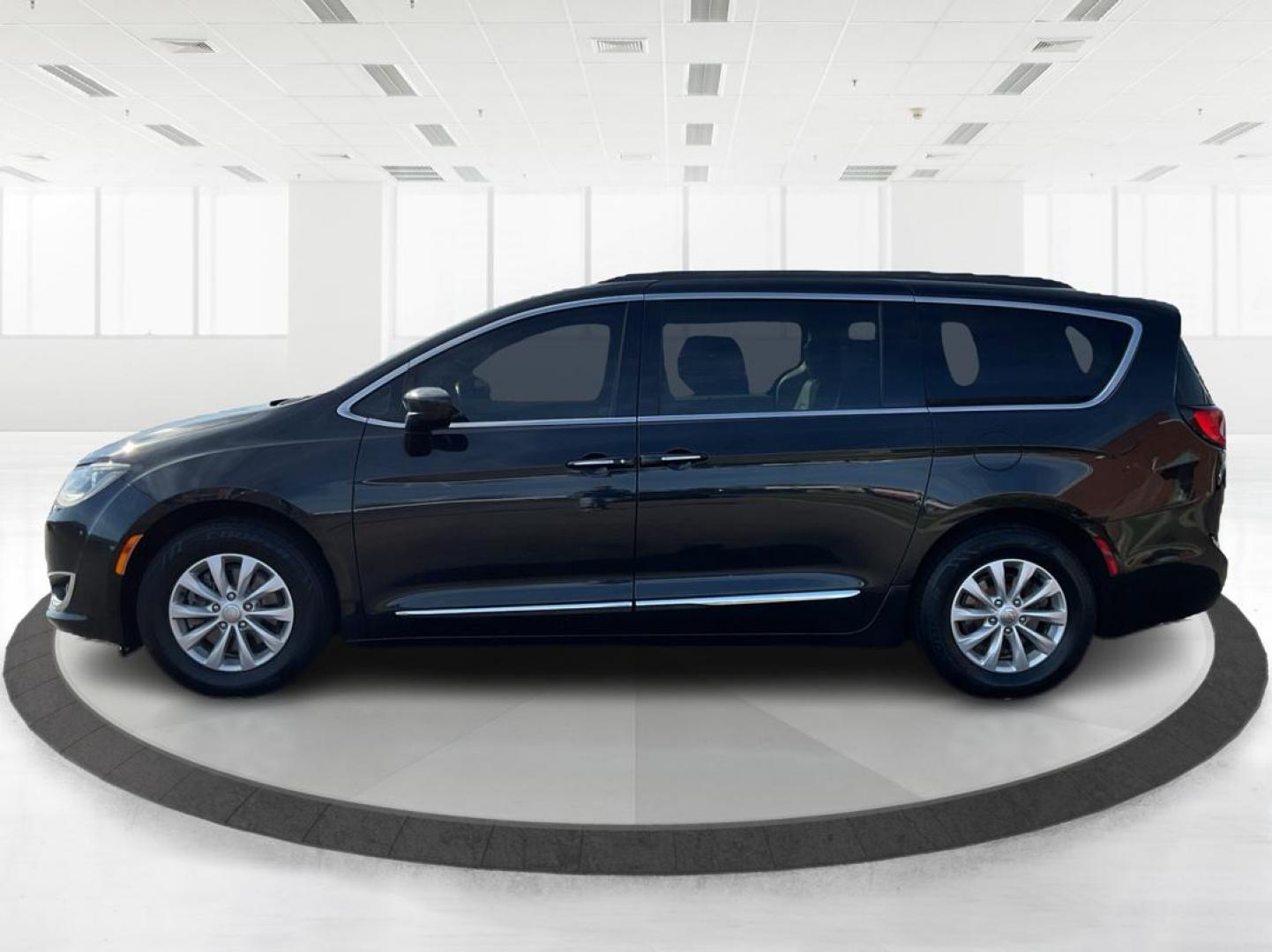 2017 Chrysler Pacifica Touring-L (2C4RC1BG7HR) with an 3.6L V-6 DOHC engine, located at 880 E. National Road, Vandalia, OH, 45377, (937) 908-9800, 39.891918, -84.183594 - Photo#5