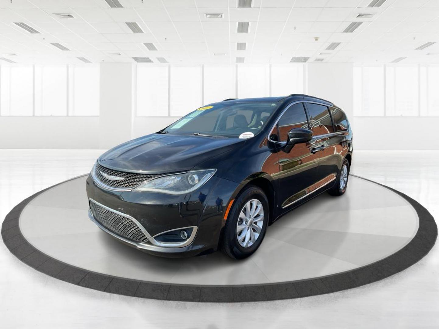 2017 Chrysler Pacifica Touring-L (2C4RC1BG7HR) with an 3.6L V-6 DOHC engine, located at 880 E. National Road, Vandalia, OH, 45377, (937) 908-9800, 39.891918, -84.183594 - Photo#7
