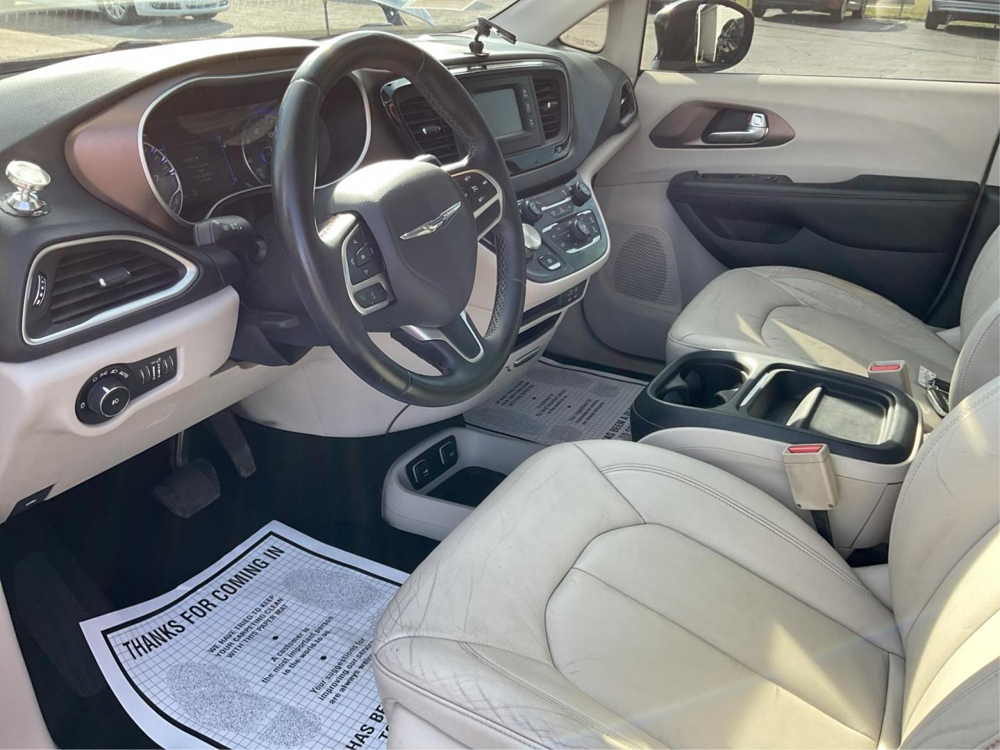 2017 Chrysler Pacifica Touring-L (2C4RC1BG7HR) with an 3.6L V-6 DOHC engine, located at 880 E. National Road, Vandalia, OH, 45377, (937) 908-9800, 39.891918, -84.183594 - Photo#8
