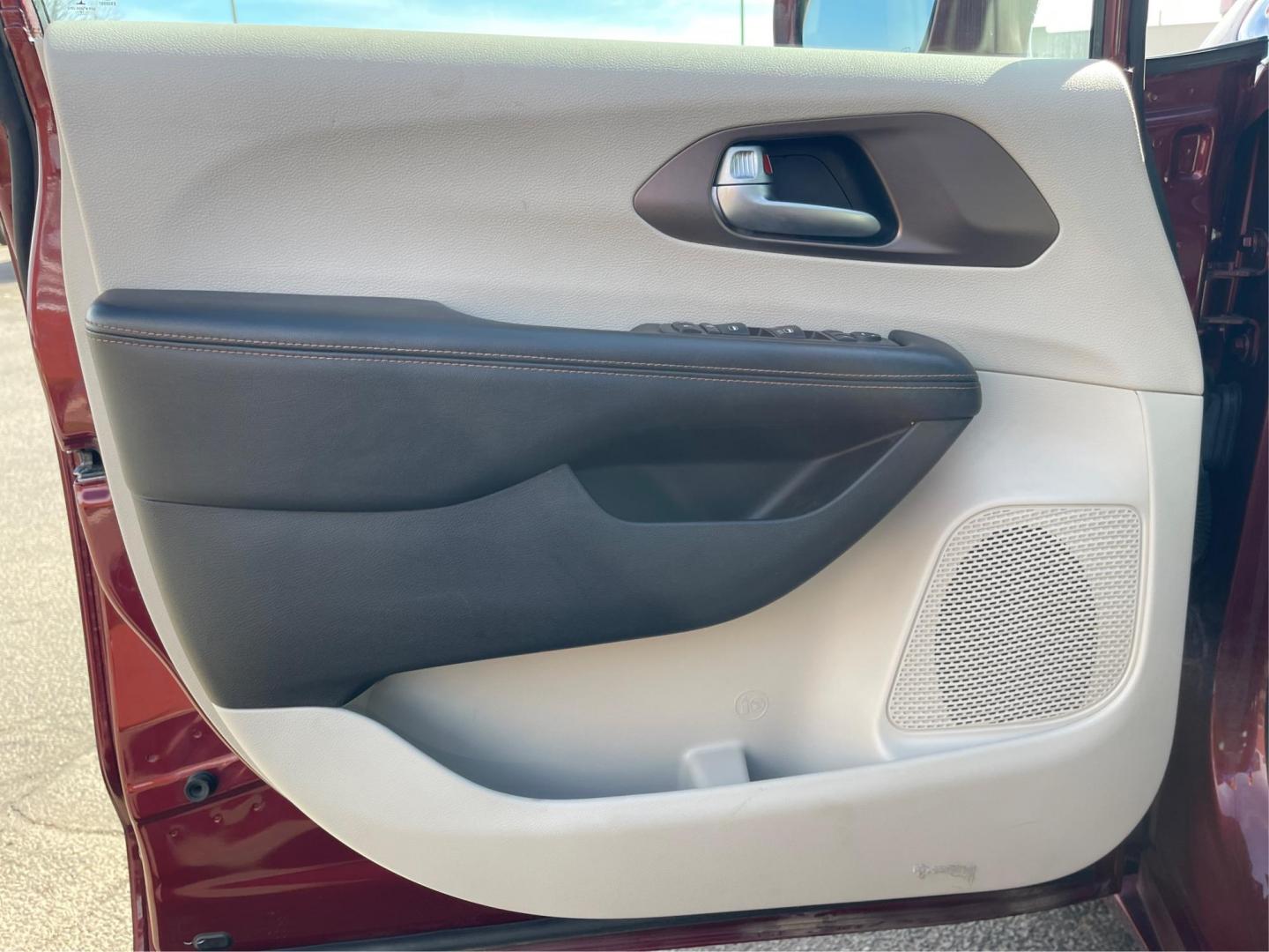 2017 Chrysler Pacifica Touring-L (2C4RC1BG2HR) with an 3.6L V-6 DOHC engine, located at 1230 East Main St, Xenia, OH, 45385, (937) 908-9800, 39.688026, -83.910172 - Photo#18