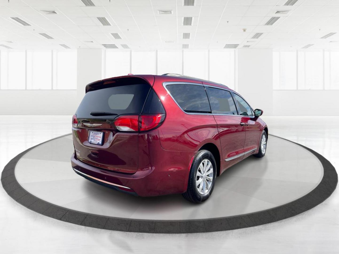 2017 Chrysler Pacifica Touring-L (2C4RC1BG2HR) with an 3.6L V-6 DOHC engine, located at 1230 East Main St, Xenia, OH, 45385, (937) 908-9800, 39.688026, -83.910172 - Photo#2