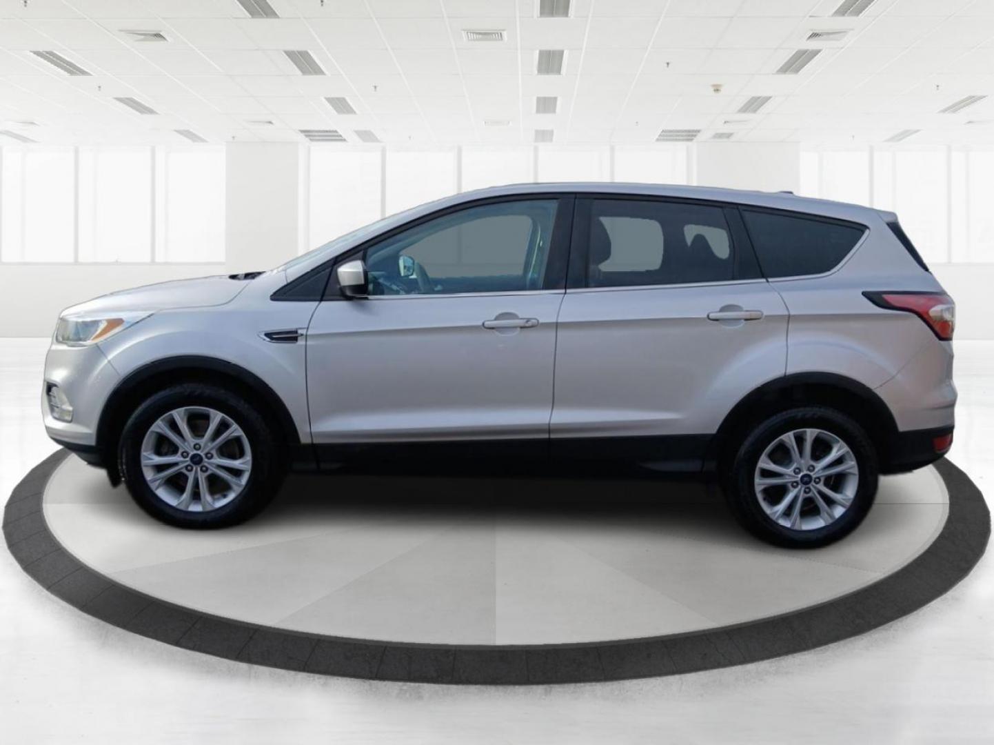 2017 Ford Escape SE 4WD (1FMCU9GD6HU) with an 1.5L L4 DOHC 16V engine, 6-Speed Automatic transmission, located at 1230 East Main St, Xenia, OH, 45385, (937) 908-9800, 39.688026, -83.910172 - Photo#5