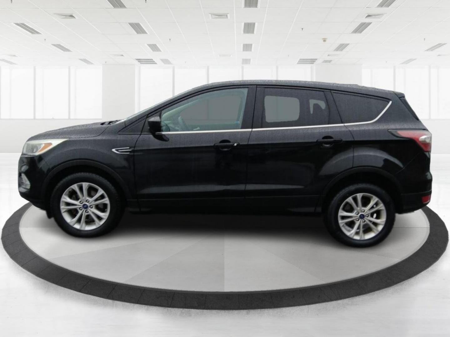 2017 Ford Escape SE FWD (1FMCU0GD3HU) with an 1.5L L4 DOHC 16V engine, 6-Speed Automatic transmission, located at 880 E. National Road, Vandalia, OH, 45377, (937) 908-9800, 39.891918, -84.183594 - Photo#4