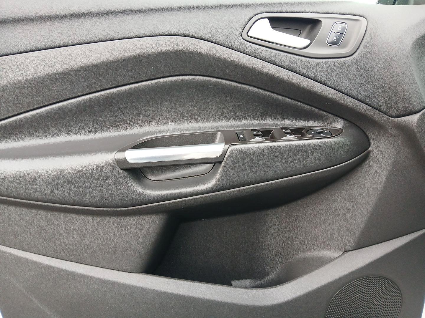 2017 Ford Escape SE FWD (1FMCU0GDXHU) with an 1.5L L4 DOHC 16V engine, 6-Speed Automatic transmission, located at 880 E. National Road, Vandalia, OH, 45377, (937) 908-9800, 39.891918, -84.183594 - Photo#18