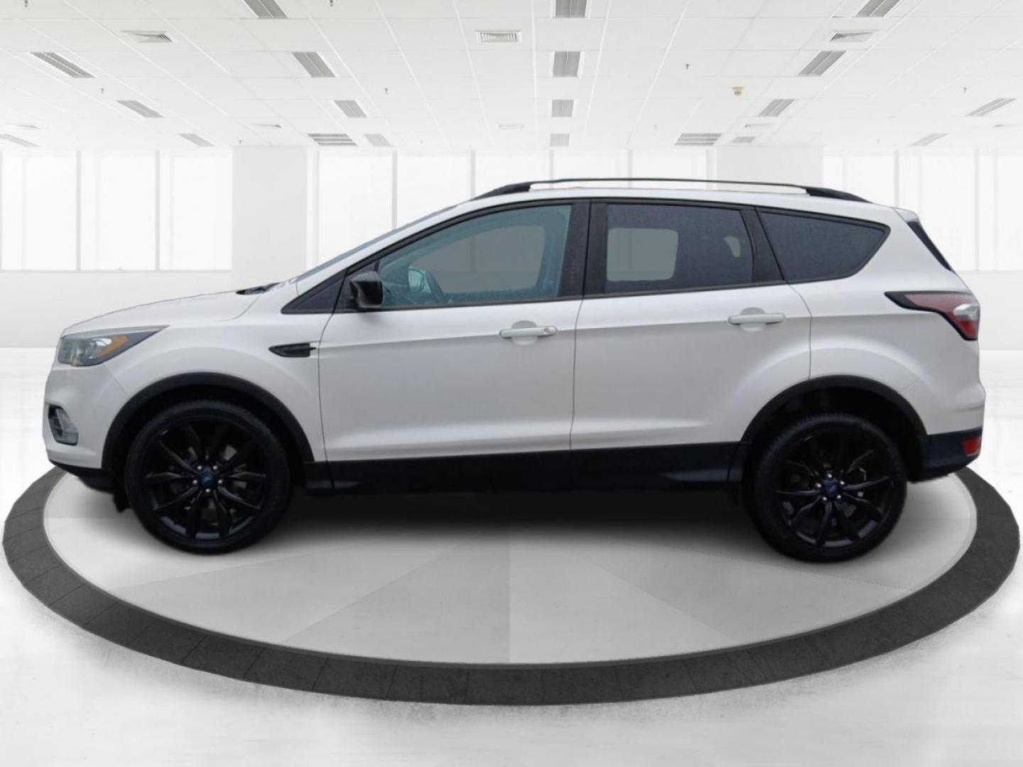 2017 Ford Escape SE FWD (1FMCU0GDXHU) with an 1.5L L4 DOHC 16V engine, 6-Speed Automatic transmission, located at 880 E. National Road, Vandalia, OH, 45377, (937) 908-9800, 39.891918, -84.183594 - Photo#5
