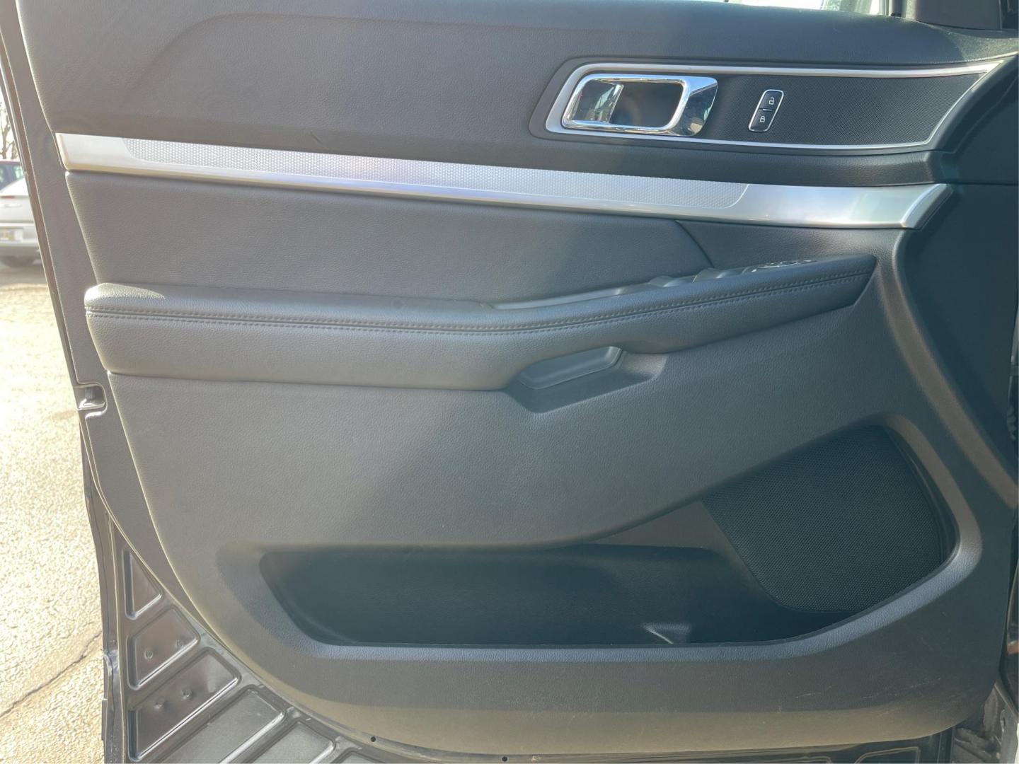 2017 Ford Explorer XLT (1FM5K8D83HG) with an 3.5L V-6 DOHC engine, located at 8750 N County Rd 25A, Piqua, OH, 45356, (937) 908-9800, 40.164391, -84.232513 - Photo#17