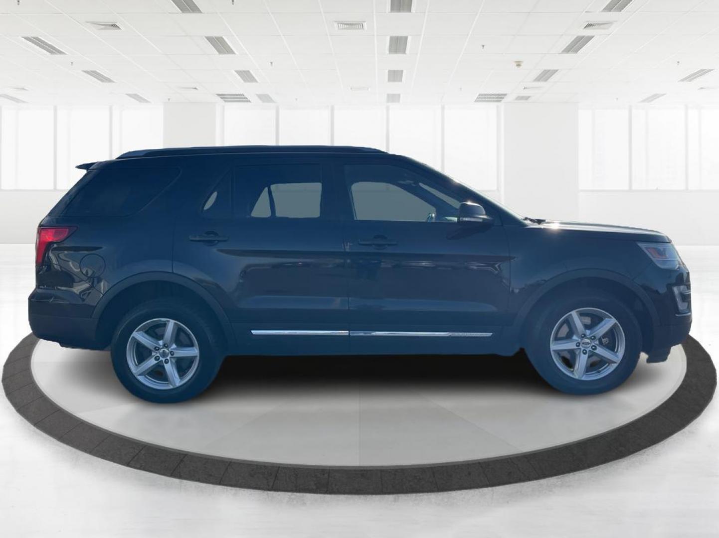 2017 Ford Explorer XLT (1FM5K8D83HG) with an 3.5L V-6 DOHC engine, located at 8750 N County Rd 25A, Piqua, OH, 45356, (937) 908-9800, 40.164391, -84.232513 - Photo#1
