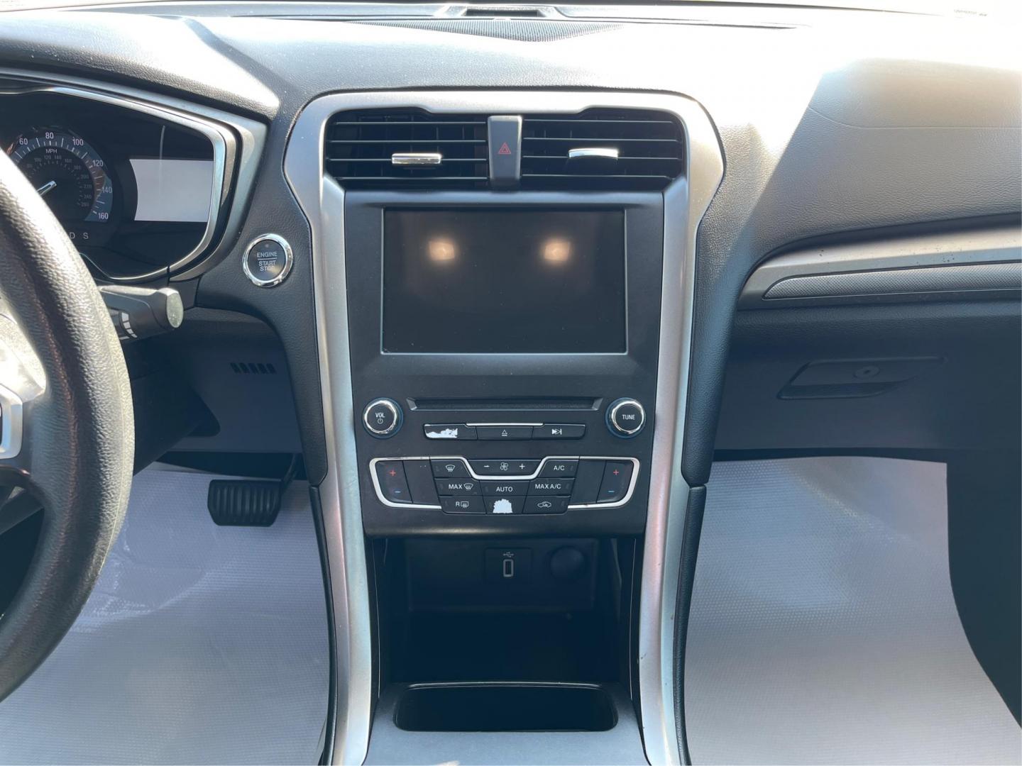 2017 Ford Fusion SE (3FA6P0HD1HR) with an 1.5L L4 DOHC 16V engine, 6-Speed Automatic transmission, located at 1230 East Main St, Xenia, OH, 45385, (937) 908-9800, 39.688026, -83.910172 - Photo#12