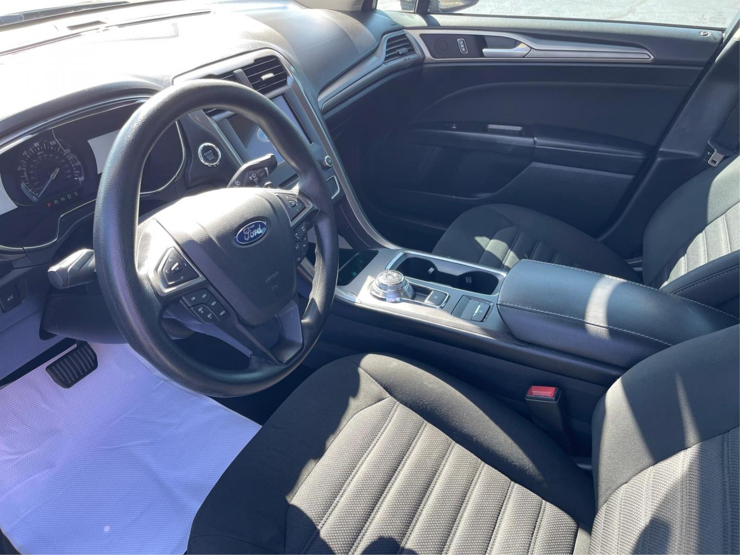 2017 Ford Fusion SE (3FA6P0HD1HR) with an 1.5L L4 DOHC 16V engine, 6-Speed Automatic transmission, located at 1230 East Main St, Xenia, OH, 45385, (937) 908-9800, 39.688026, -83.910172 - Photo#8