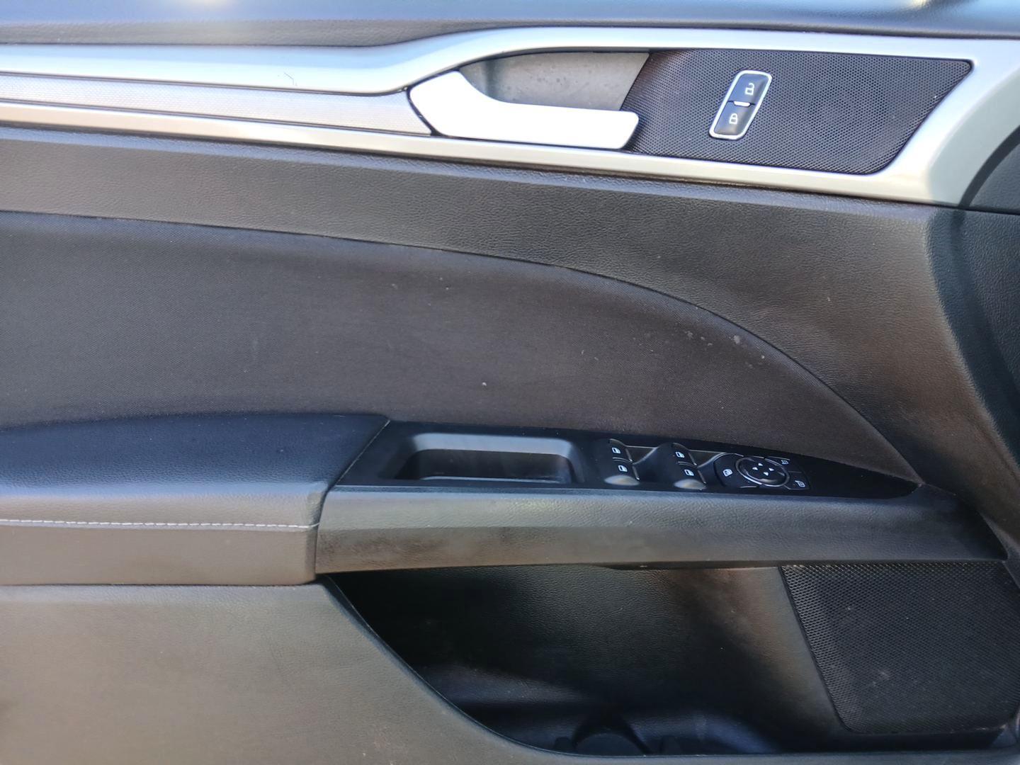 2017 Ford Fusion SE (3FA6P0H74HR) with an 2.5L L4 DOHC 16V engine, 6-Speed Automatic transmission, located at 401 Woodman Dr, Riverside, OH, 45431, (937) 908-9800, 39.760899, -84.123421 - Photo#18