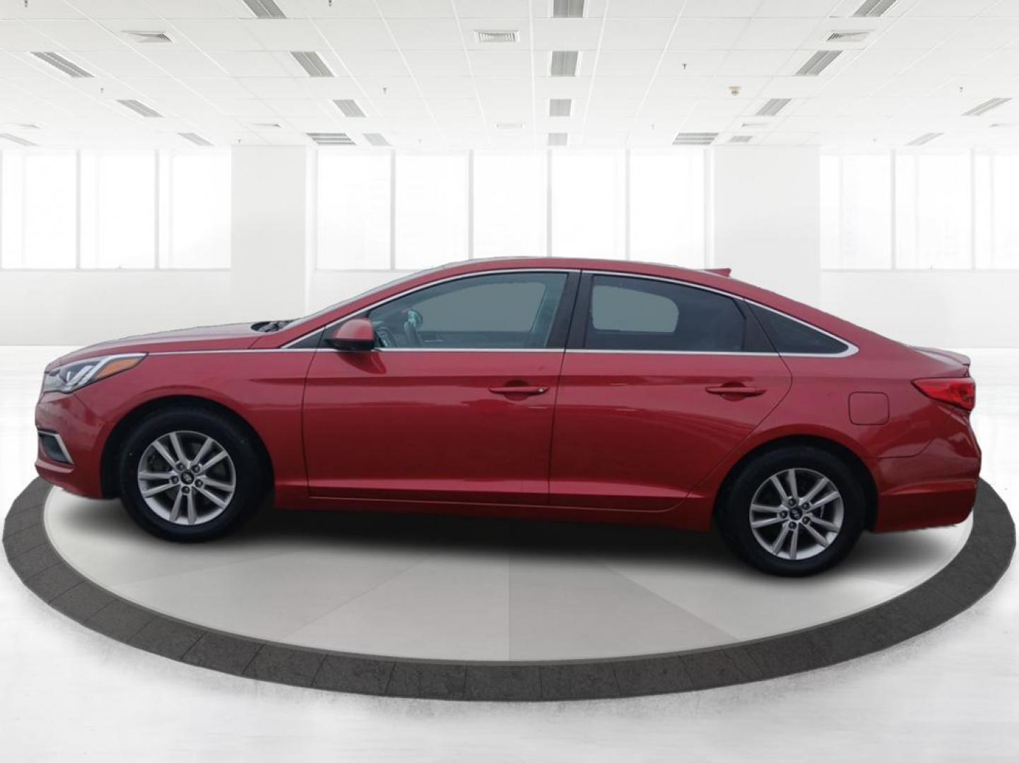 2017 Hyundai Sonata SE (5NPE24AF8HH) with an 2.4L L4 DOHC 16V engine, 7-Speed Automatic transmission, located at 1230 East Main St, Xenia, OH, 45385, (937) 908-9800, 39.688026, -83.910172 - Photo#5