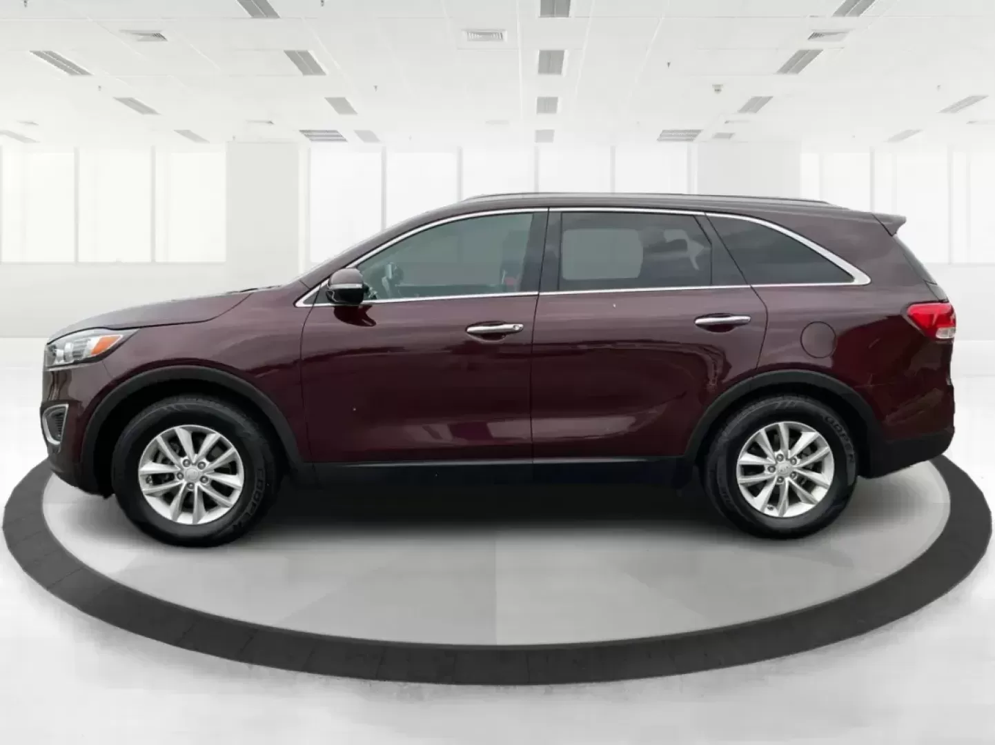 2017 Kia Sorento 3.3L LX (5XYPG4A53HG) with an Lambda II 3.3L V-6 gasoline direct injection engine, located at 880 E. National Road, Vandalia, OH, 45377, (937) 908-9800, 39.891918, -84.183594 - Photo#5