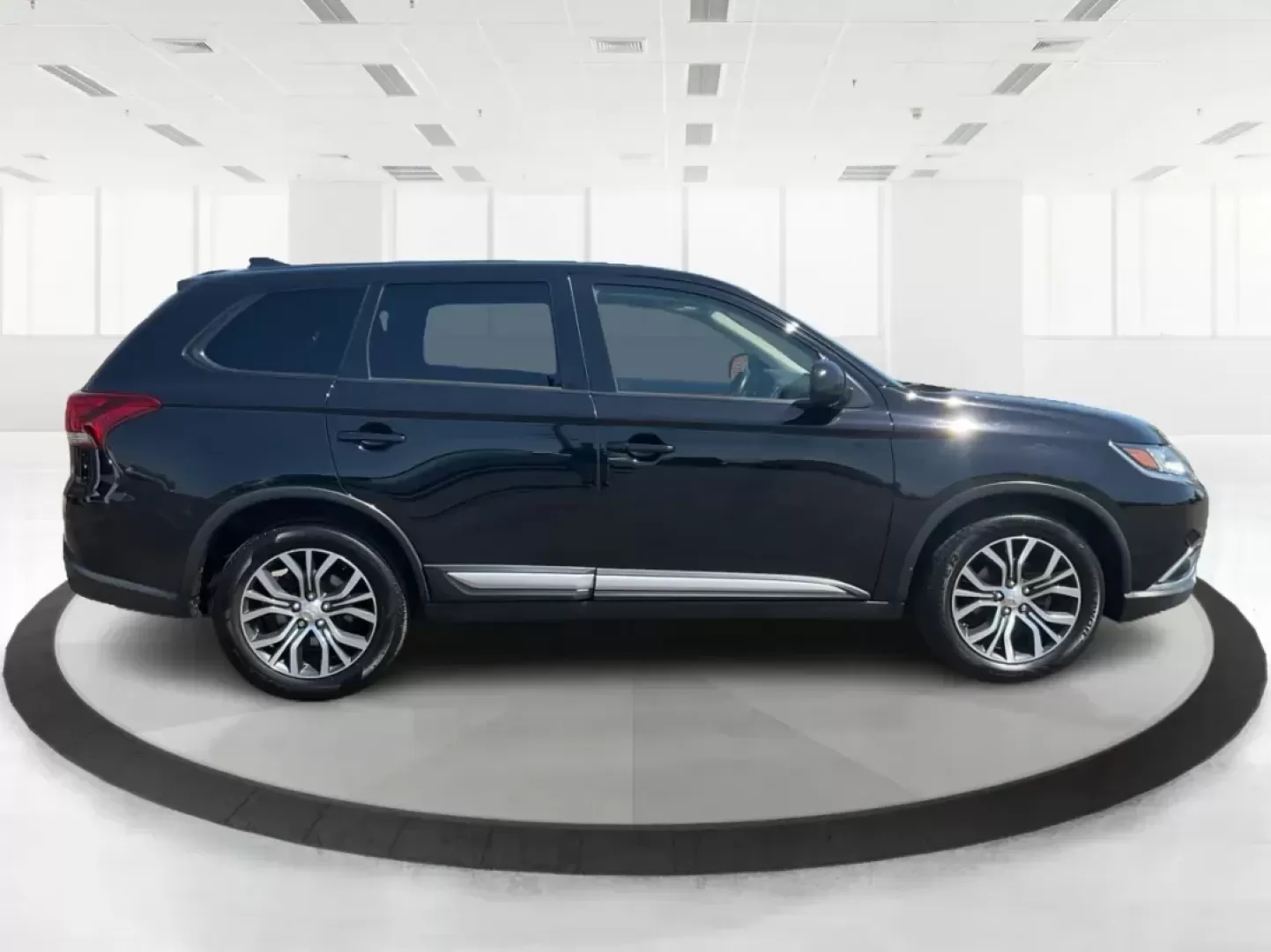 2017 Mitsubishi Outlander ES (JA4AD2A34HZ) with an 2.4L I-4 variable valve control engine, located at 1230 East Main St, Xenia, OH, 45385, (937) 908-9800, 39.688026, -83.910172 - Photo#1