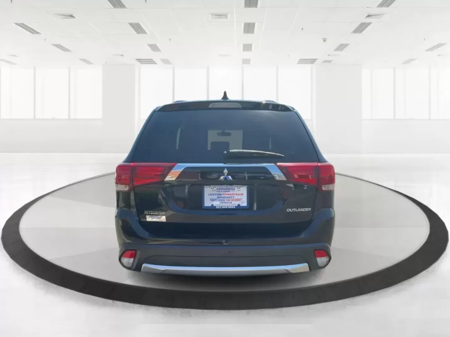 2017 Mitsubishi Outlander ES (JA4AD2A34HZ) with an 2.4L I-4 variable valve control engine, located at 1230 East Main St, Xenia, OH, 45385, (937) 908-9800, 39.688026, -83.910172 - Photo#3