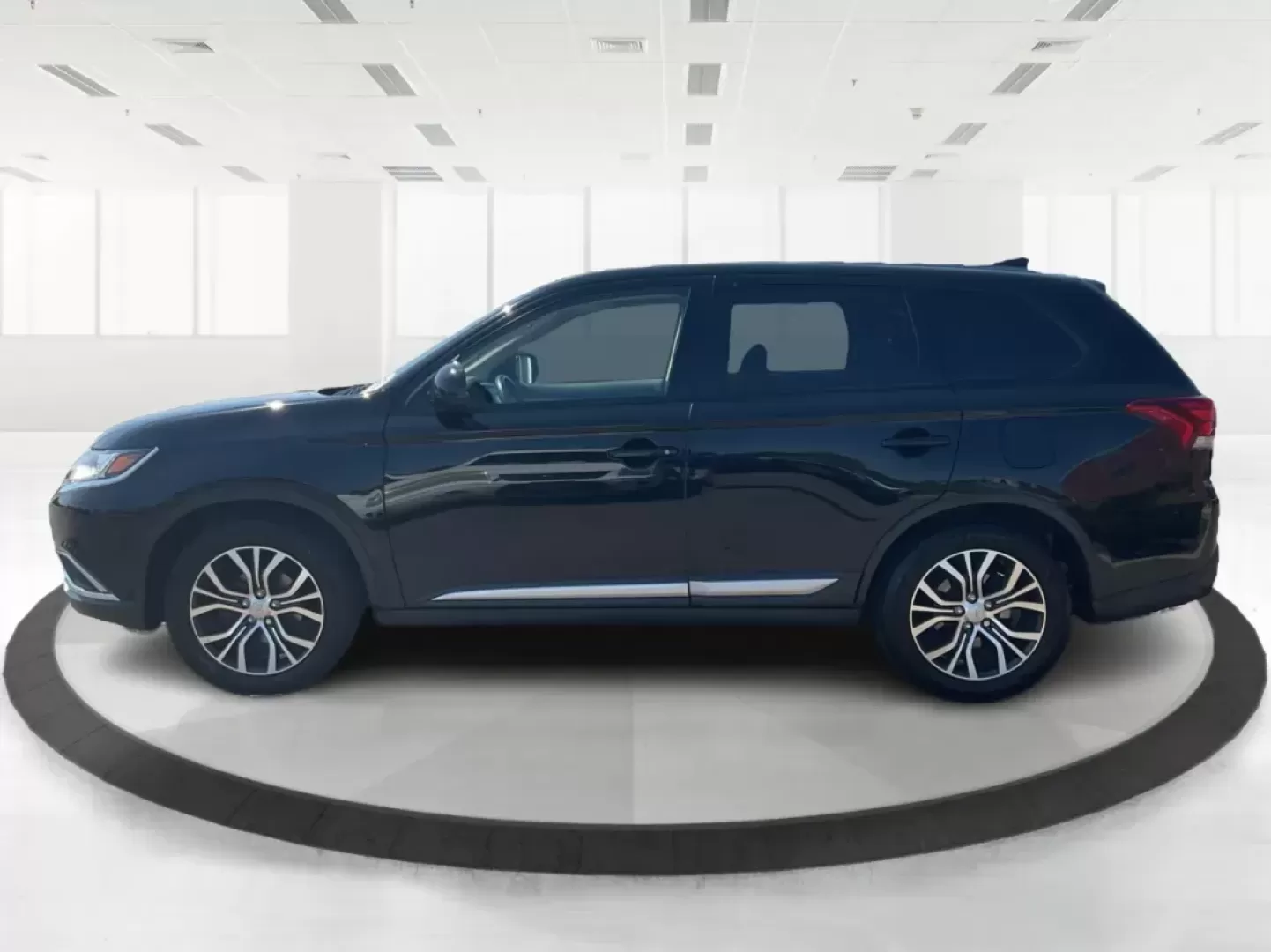 2017 Mitsubishi Outlander ES (JA4AD2A34HZ) with an 2.4L I-4 variable valve control engine, located at 1230 East Main St, Xenia, OH, 45385, (937) 908-9800, 39.688026, -83.910172 - Photo#5