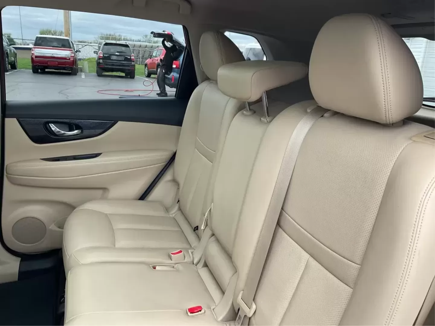 2017 Nissan Rogue SL (JN8AT2MV2HW) with an 2.5L I-4 DOHC engine, located at 8750 N County Rd 25A, Piqua, OH, 45356, (937) 908-9800, 40.164391, -84.232513 - Photo#9