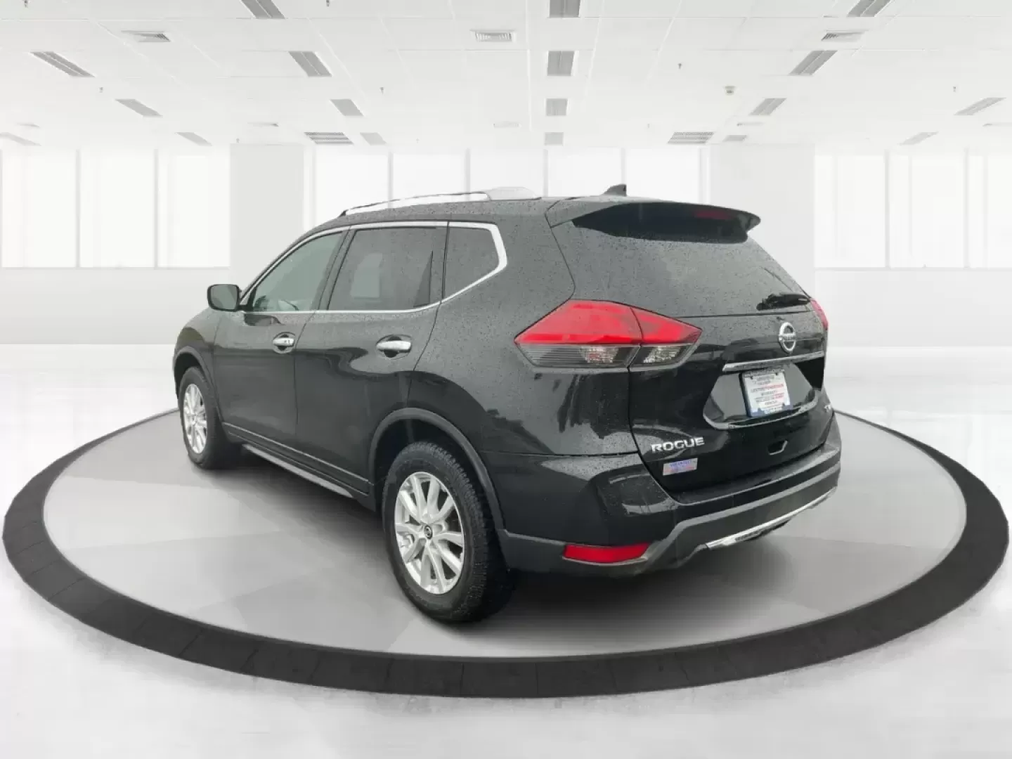 2017 Nissan Rogue SV (KNMAT2MV7HP) with an 2.5L I-4 DOHC engine, located at 8750 N County Rd 25A, Piqua, OH, 45356, (937) 908-9800, 40.164391, -84.232513 - Photo#5
