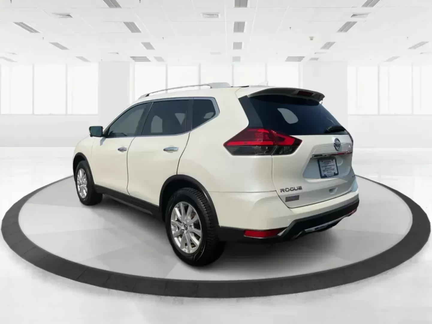2017 Nissan Rogue SV (5N1AT2MV3HC) with an 2.5L I-4 DOHC engine, located at 1099 N County Rd 25A , Troy, OH, 45373, (937) 908-9800, 40.057079, -84.212883 - Photo#4