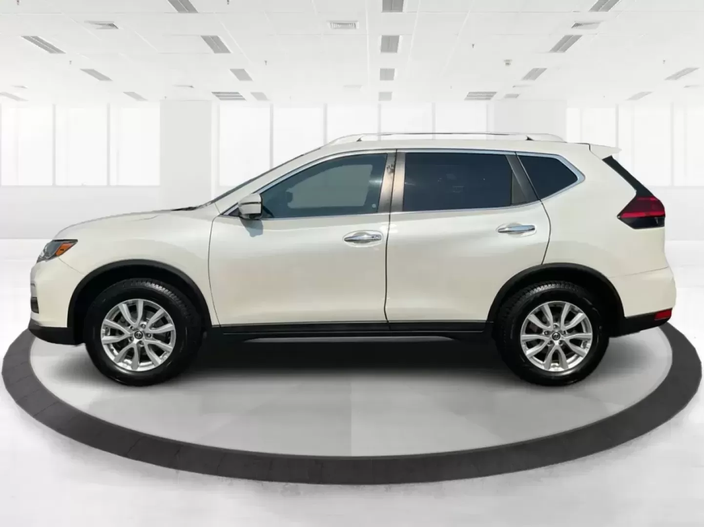 2017 Nissan Rogue SV (5N1AT2MV3HC) with an 2.5L I-4 DOHC engine, located at 1099 N County Rd 25A , Troy, OH, 45373, (937) 908-9800, 40.057079, -84.212883 - Photo#5