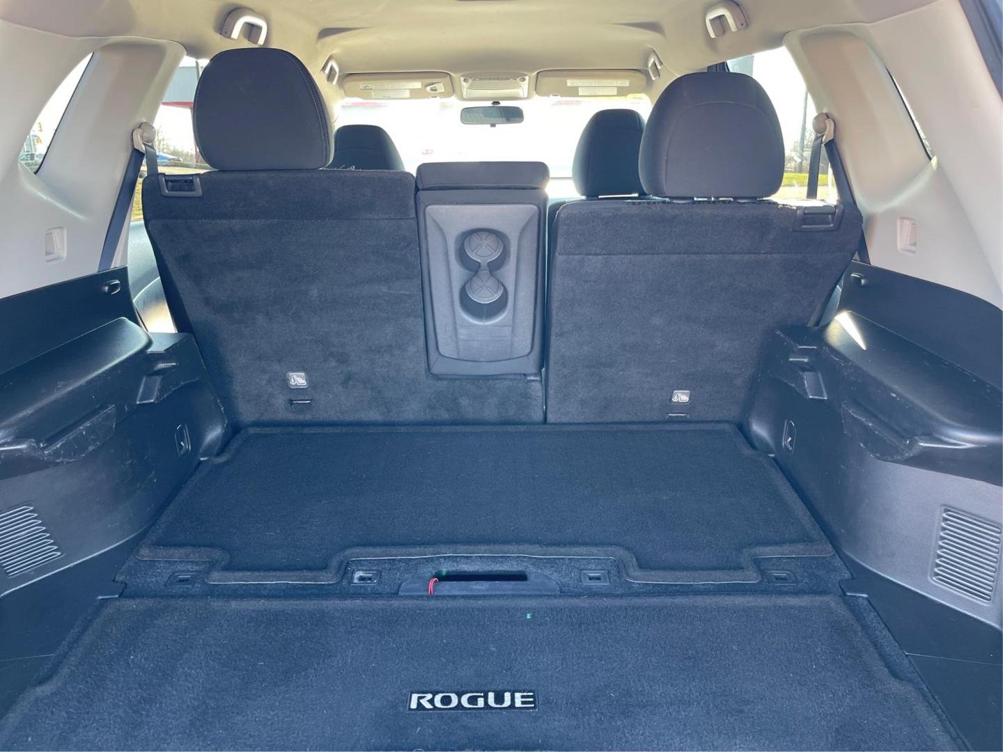 2017 Nissan Rogue SV AWD (KNMAT2MV1HP) with an 2.5L L4 DOHC 16V engine, Continuously Variable Transmission transmission, located at 1230 East Main St, Xenia, OH, 45385, (937) 908-9800, 39.688026, -83.910172 - Photo#11
