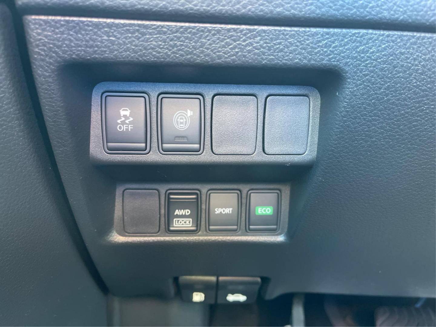2017 Nissan Rogue SV AWD (KNMAT2MV1HP) with an 2.5L L4 DOHC 16V engine, Continuously Variable Transmission transmission, located at 1230 East Main St, Xenia, OH, 45385, (937) 908-9800, 39.688026, -83.910172 - Photo#16