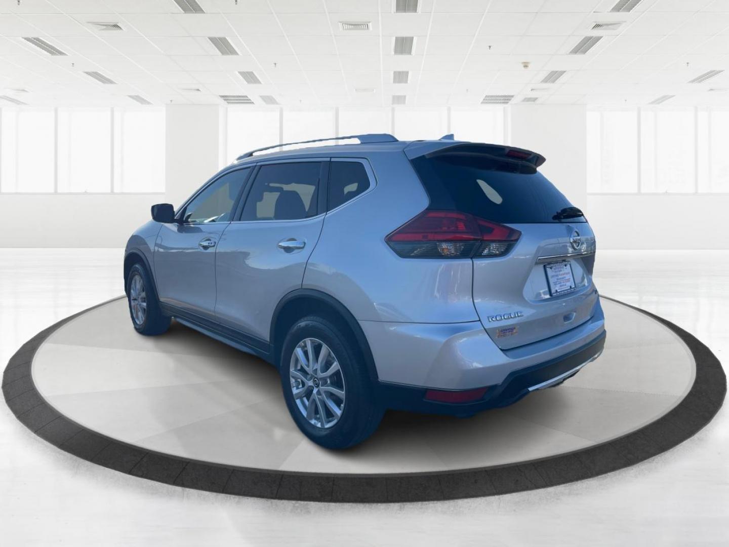 2017 Nissan Rogue SV AWD (KNMAT2MV1HP) with an 2.5L L4 DOHC 16V engine, Continuously Variable Transmission transmission, located at 1230 East Main St, Xenia, OH, 45385, (937) 908-9800, 39.688026, -83.910172 - Photo#4