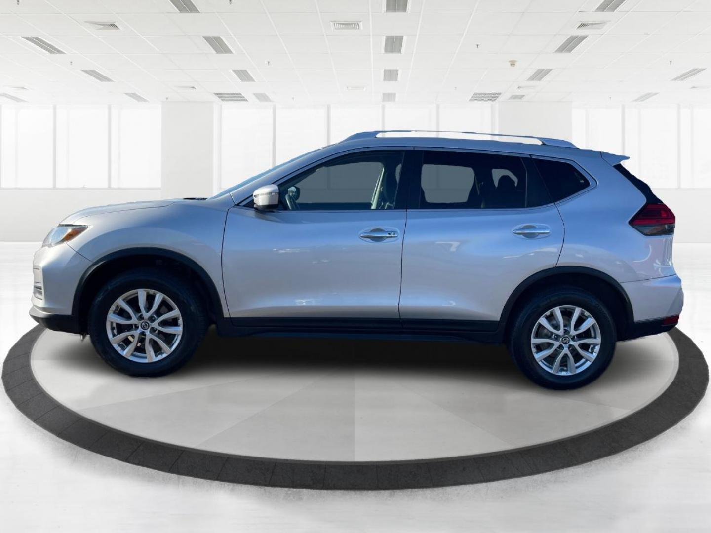2017 Nissan Rogue SV AWD (KNMAT2MV1HP) with an 2.5L L4 DOHC 16V engine, Continuously Variable Transmission transmission, located at 1230 East Main St, Xenia, OH, 45385, (937) 908-9800, 39.688026, -83.910172 - Photo#5