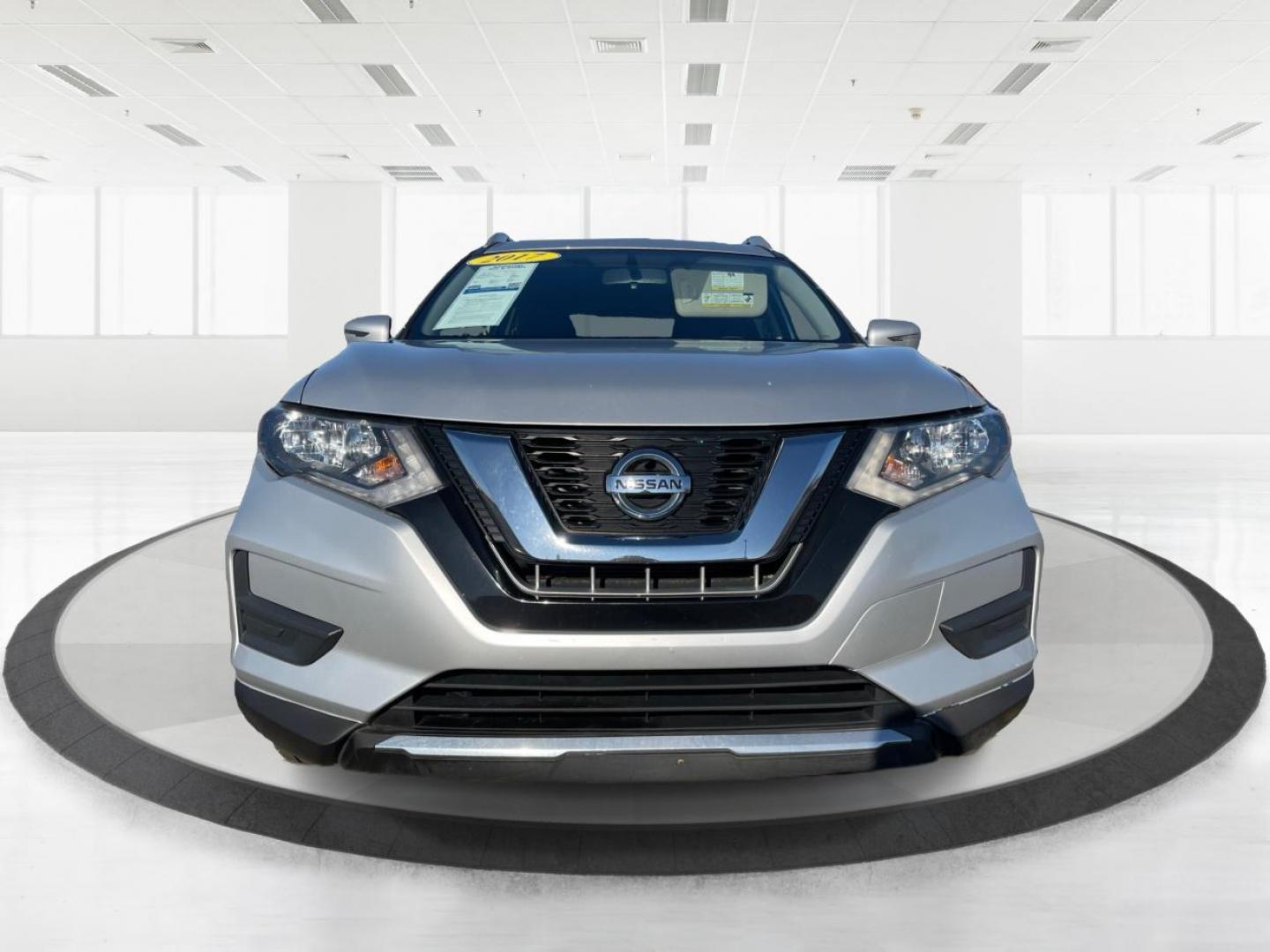 2017 Nissan Rogue SV AWD (KNMAT2MV1HP) with an 2.5L L4 DOHC 16V engine, Continuously Variable Transmission transmission, located at 1230 East Main St, Xenia, OH, 45385, (937) 908-9800, 39.688026, -83.910172 - Photo#6