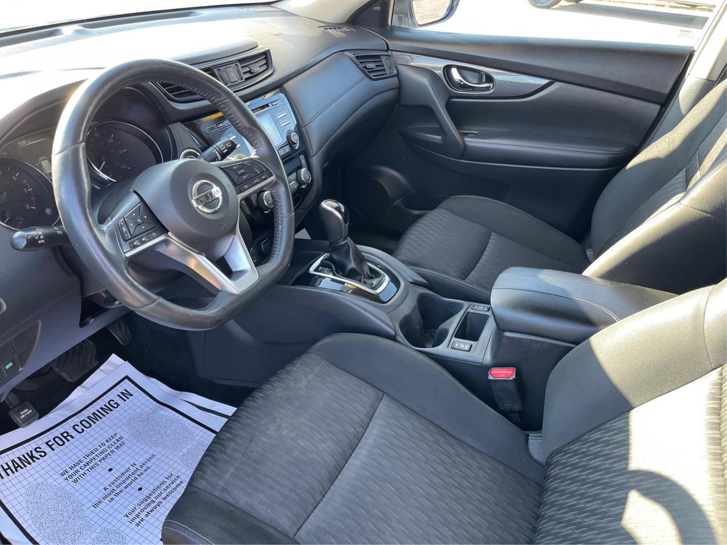 2017 Nissan Rogue SV AWD (KNMAT2MV1HP) with an 2.5L L4 DOHC 16V engine, Continuously Variable Transmission transmission, located at 1230 East Main St, Xenia, OH, 45385, (937) 908-9800, 39.688026, -83.910172 - Photo#8