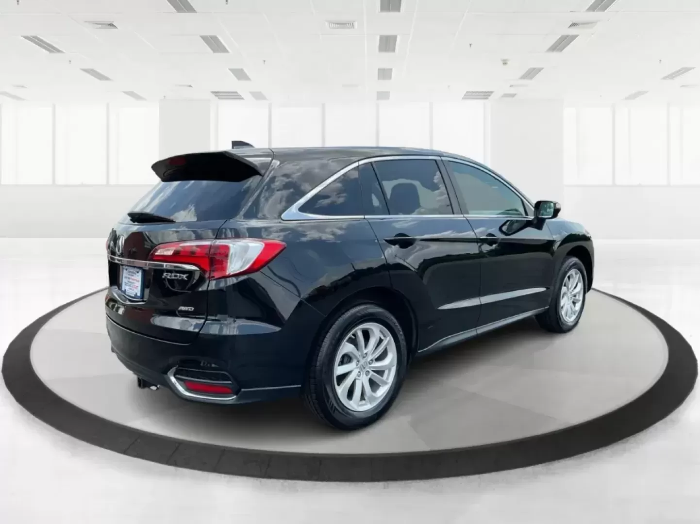 2018 Acura RDX AcuraWatch Plus Package (5J8TB4H34JL) with an 3.5L V-6 i-VTEC variable valve control engine, located at 401 Woodman Dr, Riverside, OH, 45431, (937) 908-9800, 39.760899, -84.123421 - Photo#2