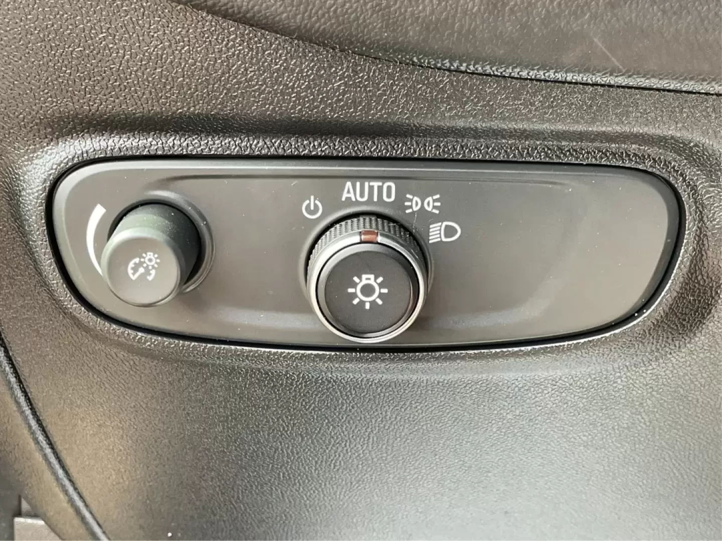 2018 Chevrolet Equinox LT (3GNAXSEV5JS) with an 1.5L I-4 gasoline direct injection engine, located at 8750 N County Rd 25A, Piqua, OH, 45356, (937) 908-9800, 40.164391, -84.232513 - Photo#16