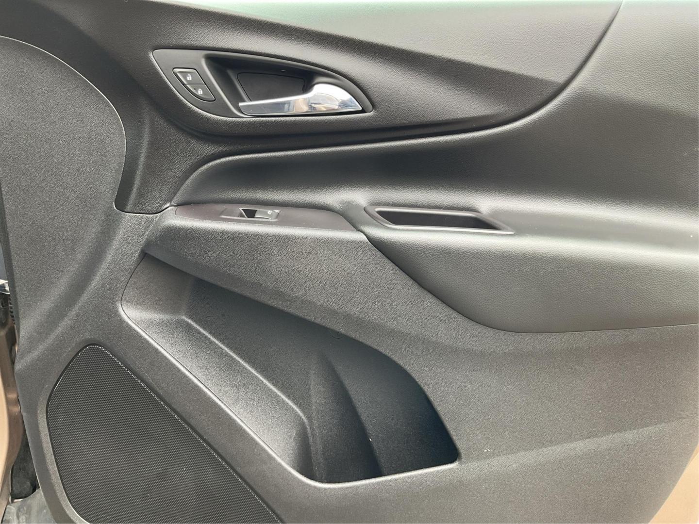 2018 Chevrolet Equinox LT AWD (2GNAXSEV5J6) with an 1.5L L4 DOHC 16V TURBO engine, 6-Speed Automatic transmission, located at 4508 South Dixie Dr, Moraine, OH, 45439, (937) 908-9800, 39.689976, -84.218452 - Photo#19