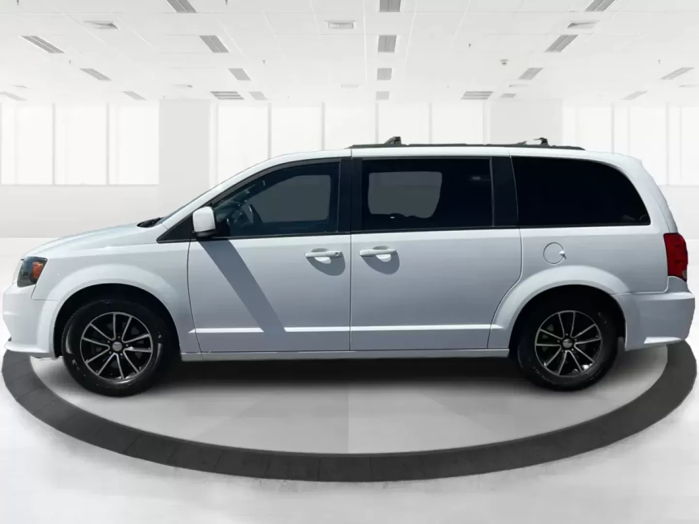 2018 Dodge Grand Caravan GT (2C4RDGEGXJR) with an Pentastar 3.6L V-6 DOHC engine, located at 8750 N County Rd 25A, Piqua, OH, 45356, (937) 908-9800, 40.164391, -84.232513 - Photo#5