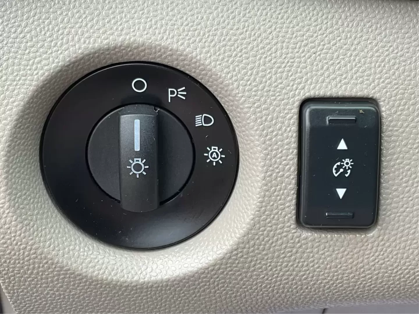 2018 Ford Fiesta SE (3FADP4EJ2JM) with an 1.6L I-4 DOHC engine, located at 8750 N County Rd 25A, Piqua, OH, 45356, (937) 908-9800, 40.164391, -84.232513 - Photo#16